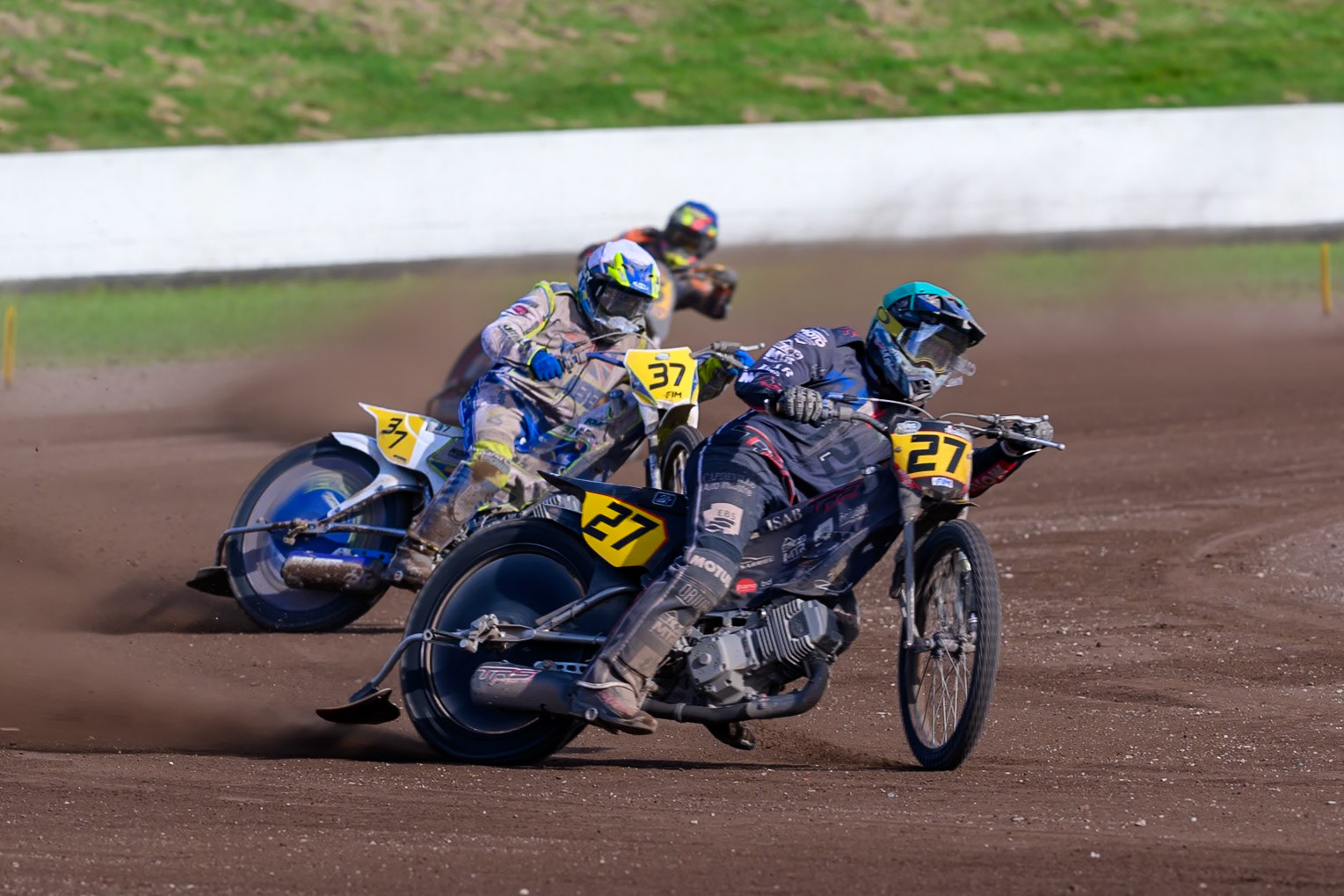 Mathias Trésarrieu (27) of France in Green leading Chris Harris (37) of Great Britain in White in the last chance heat during the FIM Long Track World Championship Final 4, at the Speed Centre Roden, Netherlands on Sunday 21st September 2025. (Photo: Ian Charles | MI News)during the FIM Long Track World Championship Final 4, at the Speed Centre, Roden on Sunday 21st September 2025. (Photo: Ian Charles | MI News)