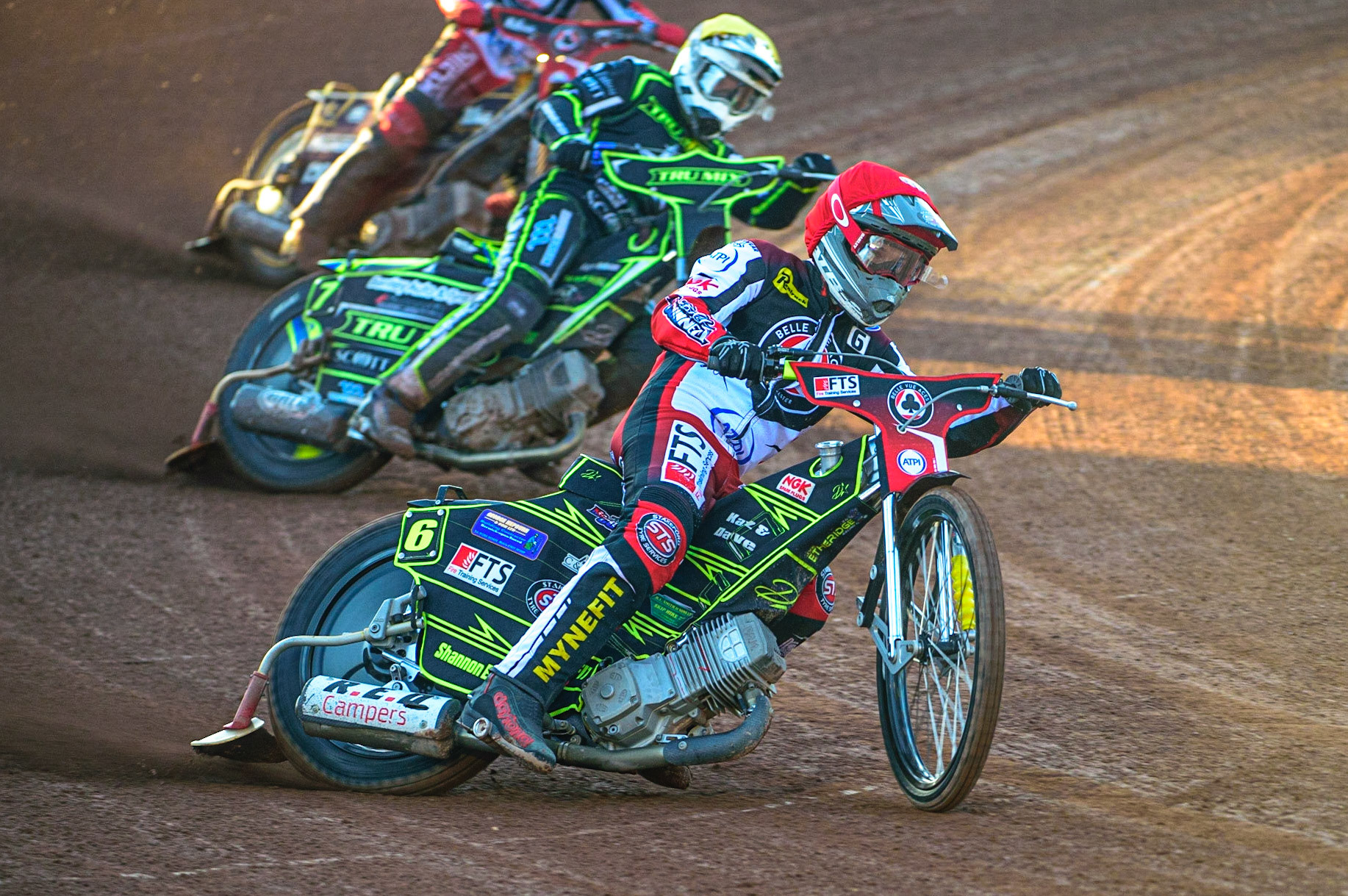 Jye Etheridge  (Red) leads Danyon Hume  (Yellow) during the SGB Premiership match between Belle Vue Aces and Ipswich Witches at the National Speedway Stadium, Manchester on Monday 8th August 2022. (Credit: Ian Charles | MI News)