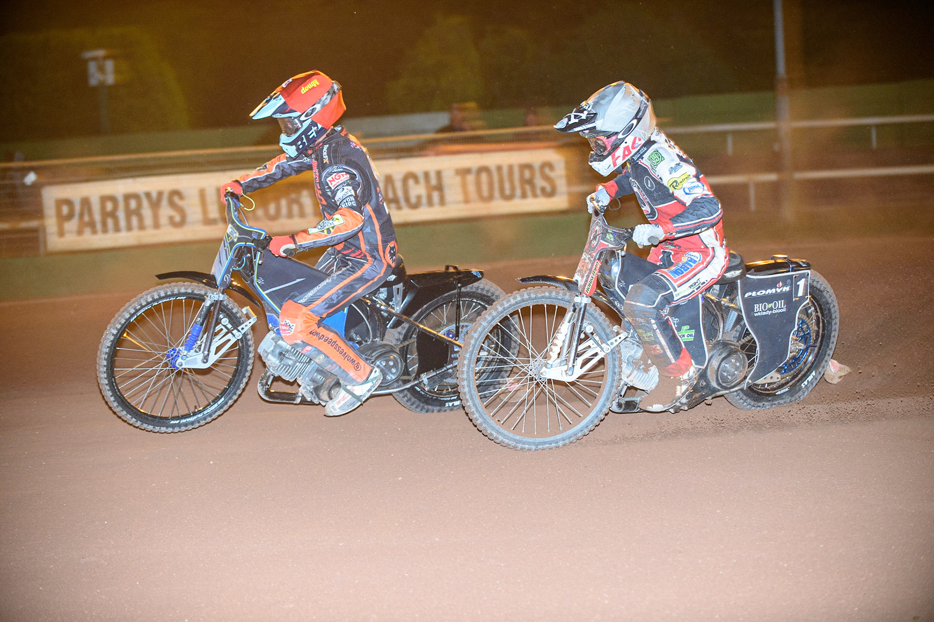 WOLVERHAMPTON, UK. AUGUST 30TH. Ryan Douglas  (Red) leads Dan Bewley  (White) during the SGB Premiership match between Wolverhampton Wolves and Belle Vue Aces at Monmore Green Stadium, Wolverhampton on Monday 30th August 2021. (Credit: Ian Charles | MI News)
