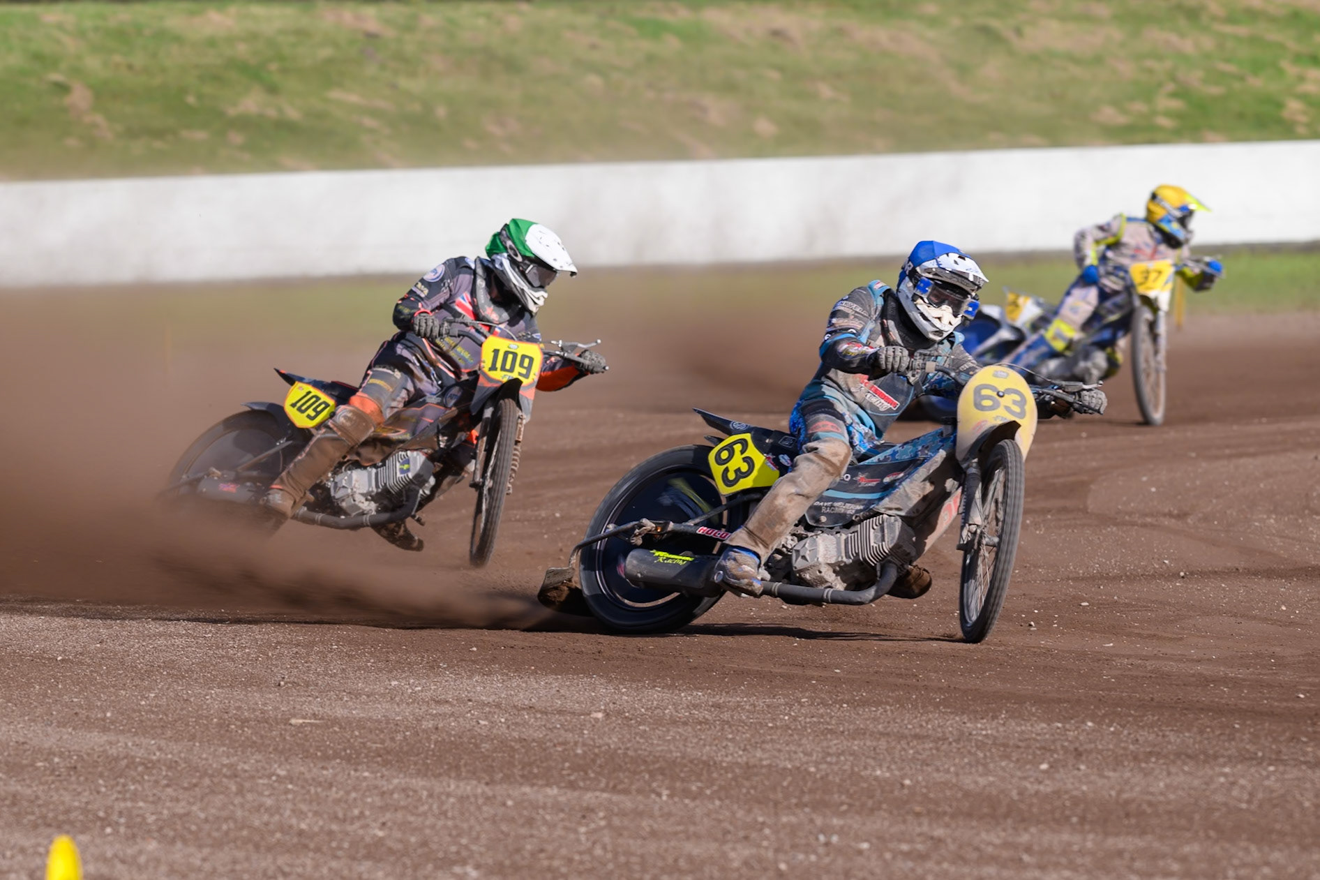 The Final and Dave Meijerink (63) of The Netherlands in Blue leads \Zach Wajtknecht (109) of Great Britain in Green and Chris Harris (37) of Great Britain in Yellow during the FIM Long Track World Championship Final 4, at the Speed Centre Roden, Netherlands on Sunday 21st September 2025. (Photo: Ian Charles | MI News)during the FIM Long Track World Championship Final 4, at the Speed Centre, Roden on Sunday 21st September 2025. (Photo: Ian Charles | MI News)