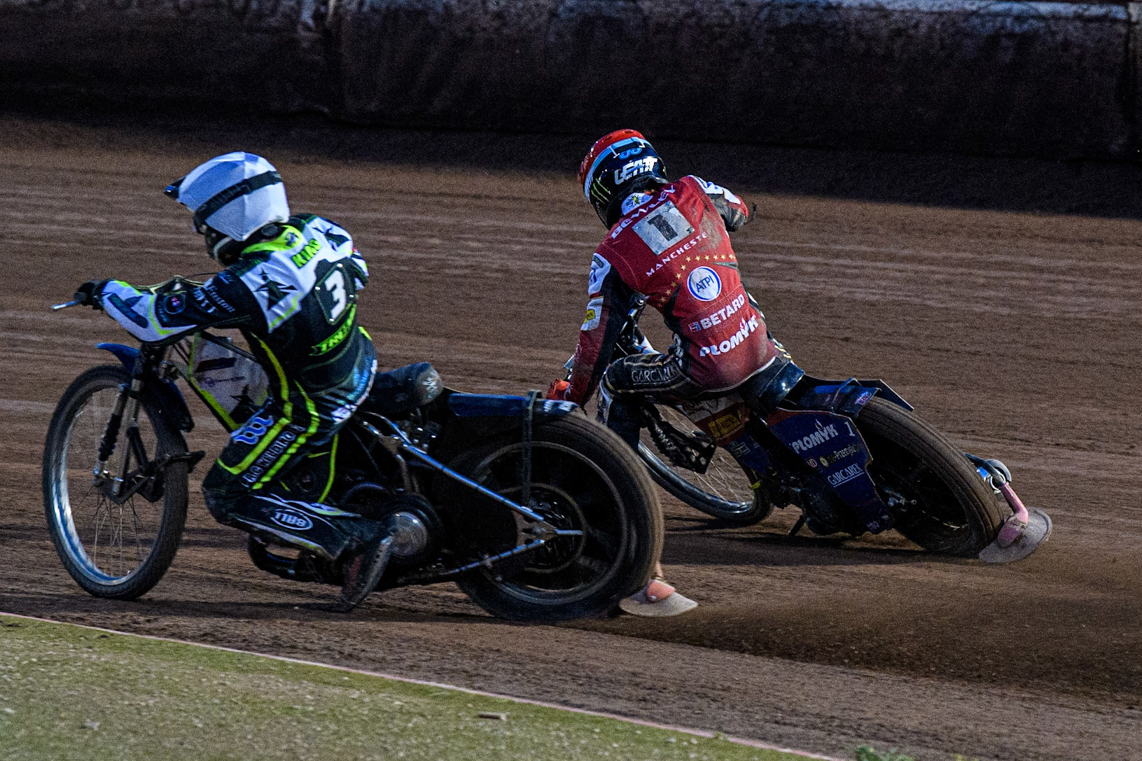 Danny King (White) passes Dan Bewley (Red) as Bewley’s bike fails during the Sports Insure Premiership match between Belle Vue Aces and Ipswich Witches at the National Speedway Stadium, Manchester on Monday 17th July 2023. (Photo: Ian Charles | MI News)