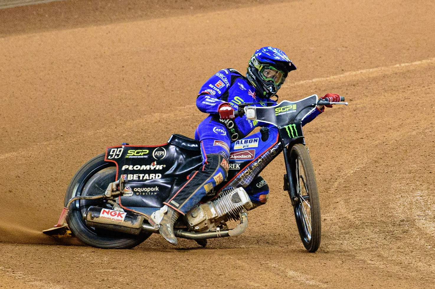 Dan Bewley (99) on his way to being the First British rider since 2007 to win the British Speedway GP during the FIM  Speedway Grand Prix of Great Britain at the Principality Stadium, Cardiff on Saturday 13th August 2022. (Credit: Ian Charles | MI News
