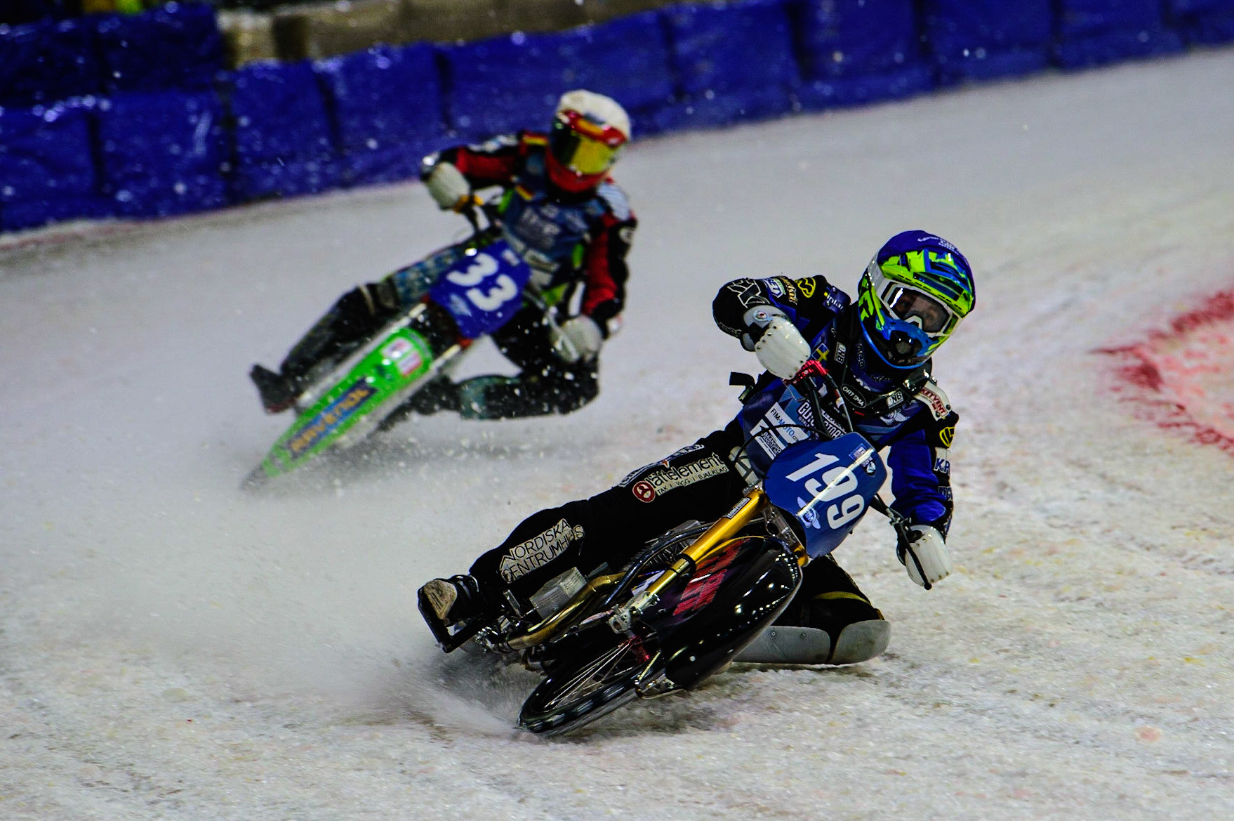 HEERENVEEN, NL. Martin Hååruhiltunen (199) (Blue) leads Johann Weber (33) (White) during the FIM Ice Speedway Gladiators World Championship Final 4 at Ice Rink Thialf, Heerenveen on Sunday  3 April 2022. (Credit: Ian Charles | MI News)