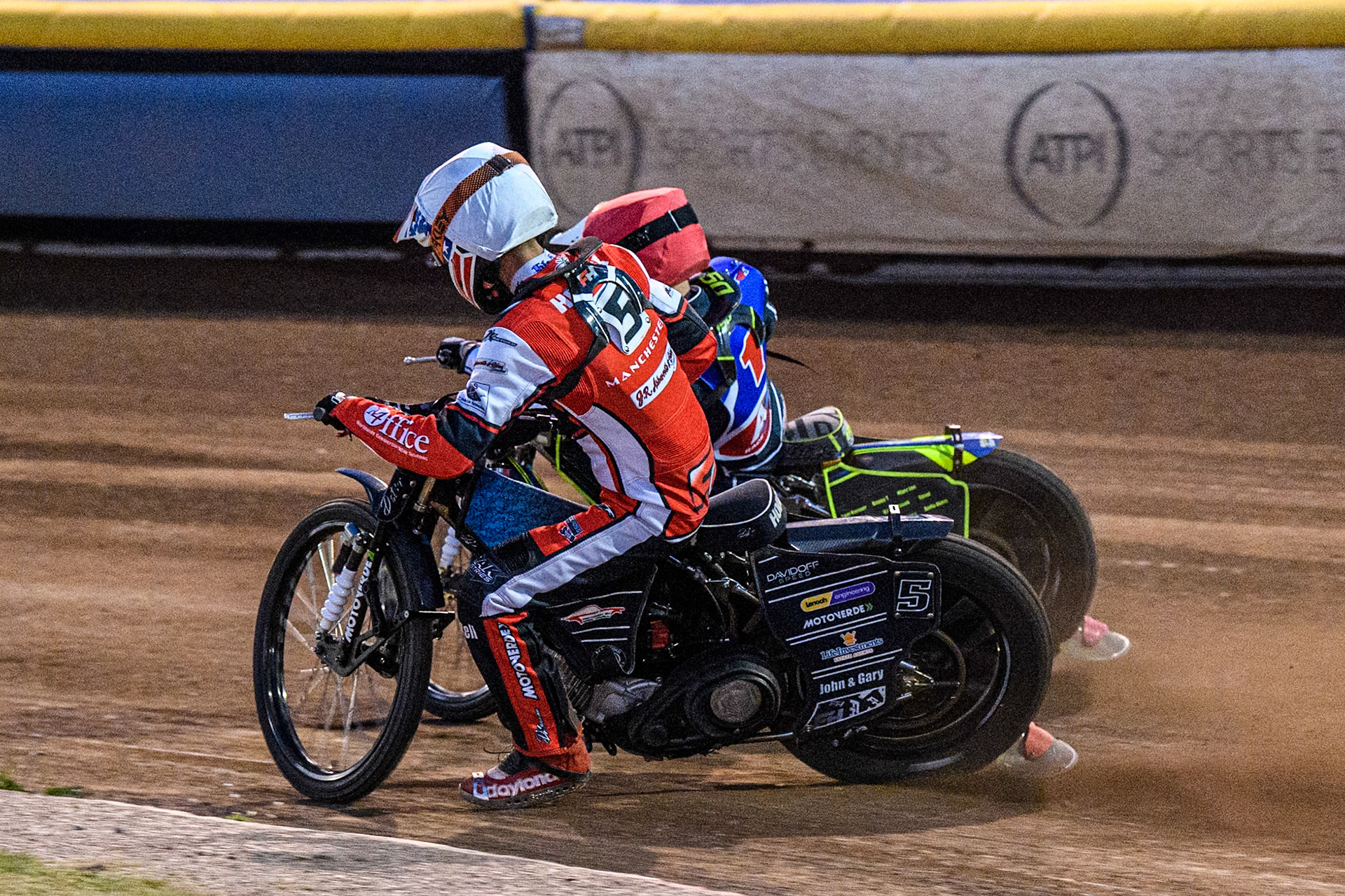 Belle Vue Colts' Freddy Hodder in White chases Steelers' Nathan Ablitt in Red during the WSRA National Development League match between Steelers and Belle Vue Colts at Owlerton Stadium, Sheffield on Monday 5th May 2025. (Photo: Ian Charles | MI News)