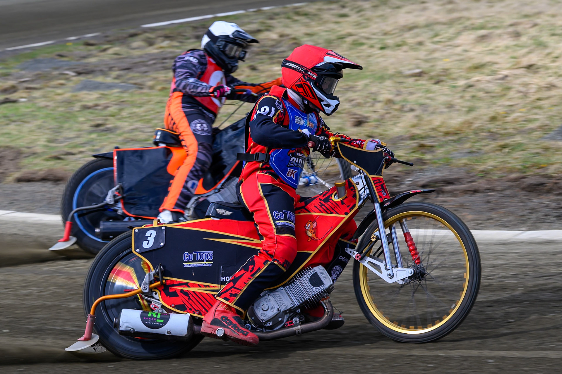 Luke Harris of Buxton Bulls in Red rides outside Jack Roberts of NDL Nomads in White during the  Challenge match between Buxton Bulls and NDL Nomads at Hi-Edge Speedway, Buxton on Sunday 19th April 2026. (Photo: Ian Charles | MI News)