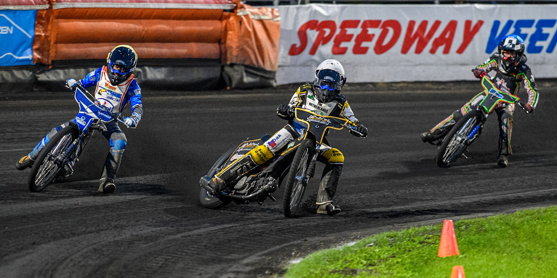Ravi Nijenhuis in White rides inside Luuk Embsen in Yellow with Tygo Boersma in Green behind in the 125cc Support Class Final during the Golden JOPA Helmet at Sportpark Veenoord, Veenoord, Netherlands on Saturday 21st September 2024. (Photo: Ian Charles | MI News)