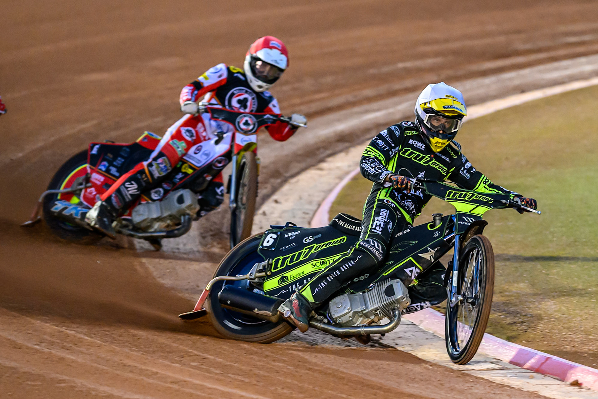 Adam Ellis of Ipswich Witches in White leading Tate Zischke of Belle Vue Aces  in Red during the Rowe Motor Oil Premiership Play Off Semi Final 1 (1st Leg)  between Belle Vue Aces and Ipswich Witches at the National Speedway Stadium, Manchester on Monday 8th September 2025. (Photo: Ian Charles | MI News)