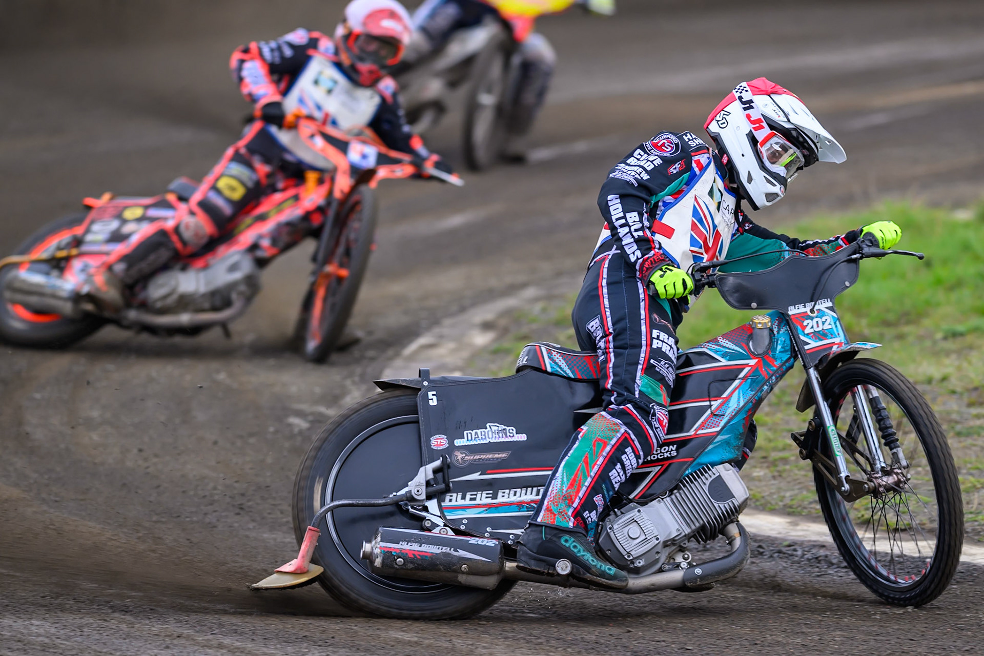Alfie Bowtell in Red leading Alex Spooner in White during the Derbyshire Open at Hi-Edge Speedway, Buxton on Sunday 27th September 2026. (Photo: Ian Charles | MI News)
