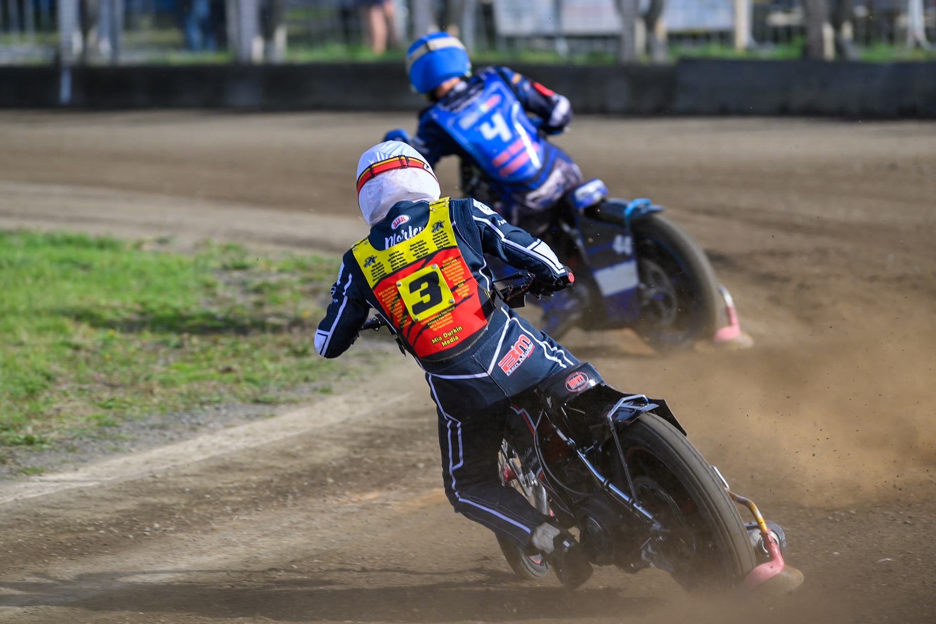 Ben Morley of Leicester Lion Cubs  in White chases Charlie Southwick, Guest Rider for Buxton Bulls   in Blue during the WSRA National Development League match between Buxton Bulls and Leicester Lion Cubs at Hi-Edge Speedway, Buxton on Sunday 4th October 2026. (Photo: Ian Charles | MI News)