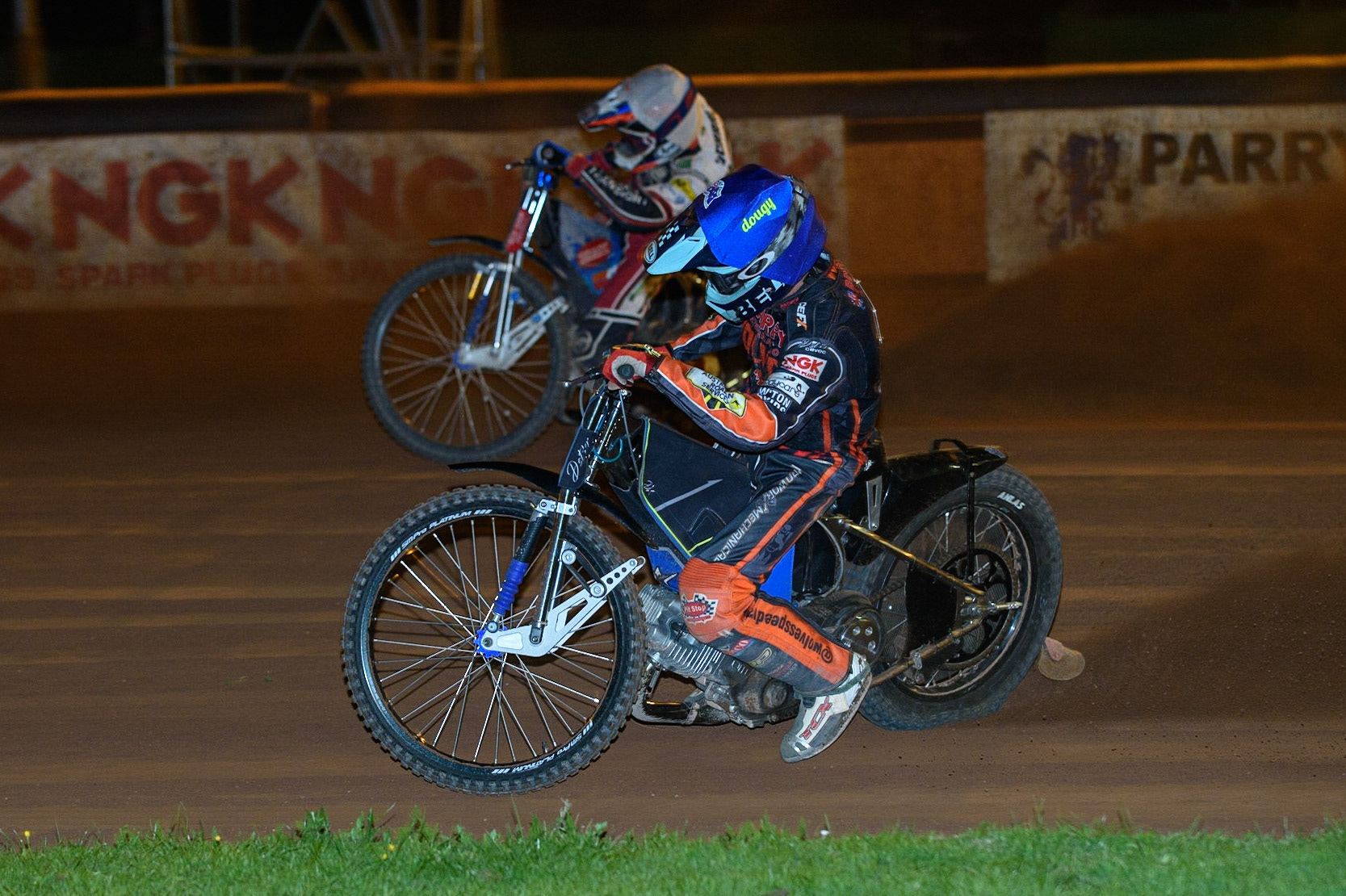 WOLVERHAMPTON, UK. AUGUST 30TH. Ryan Douglas  (Blue) inside Steve Worrall  (White) during the SGB Premiership match between Wolverhampton Wolves and Belle Vue Aces at Monmore Green Stadium, Wolverhampton on Monday 30th August 2021. (Credit: Ian Charles | MI News)
