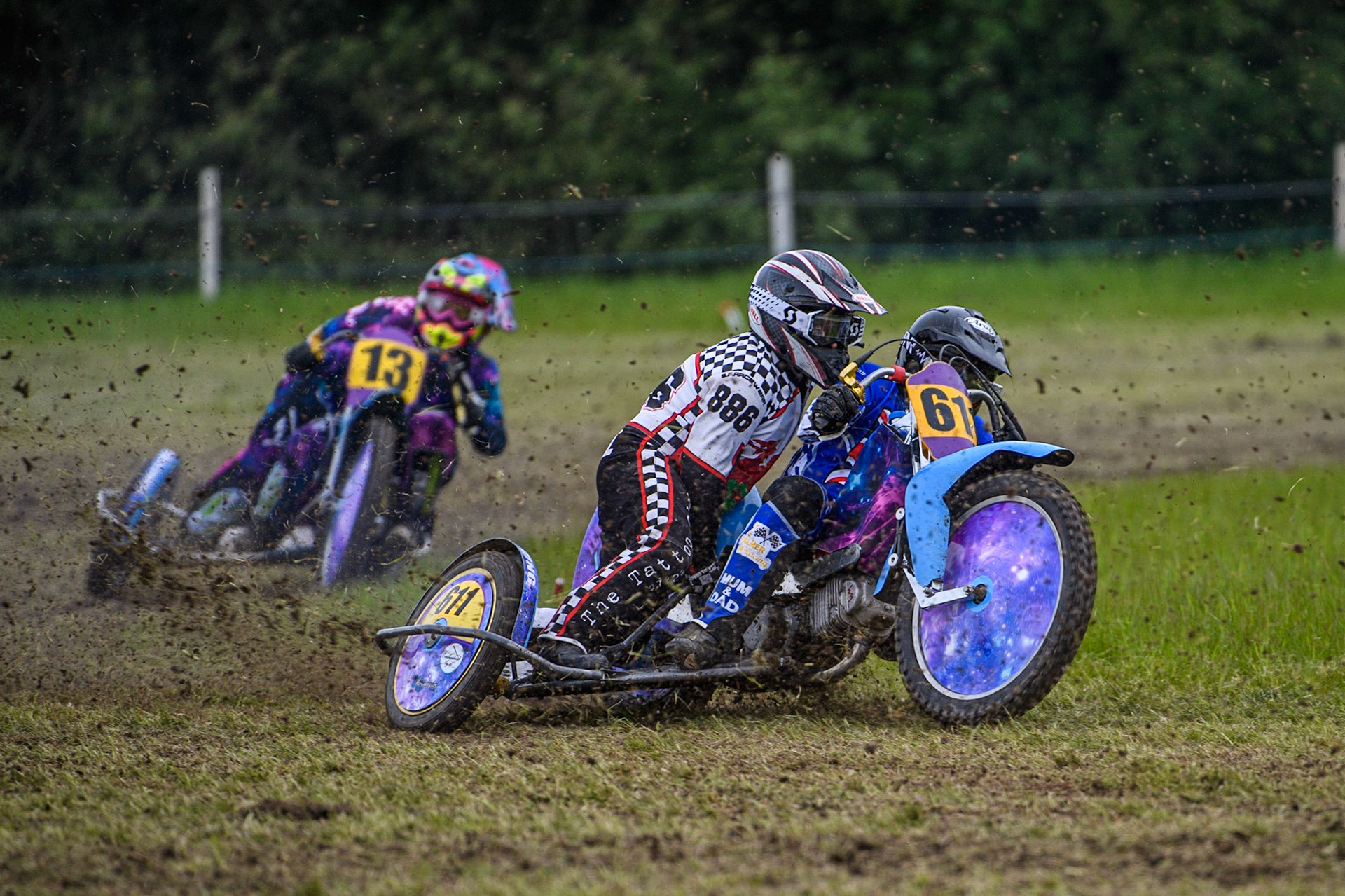 John Cox and Jack Roberts (611) lead Steve Gutteridge and Rachel Cox (13) in the 500cc Sidecar Class during the Cheshire Grass Track Three Trophies meeting at High Legh, Cheshire on Sunday 14th May 2023. (Photo: Ian Charles | MI News)