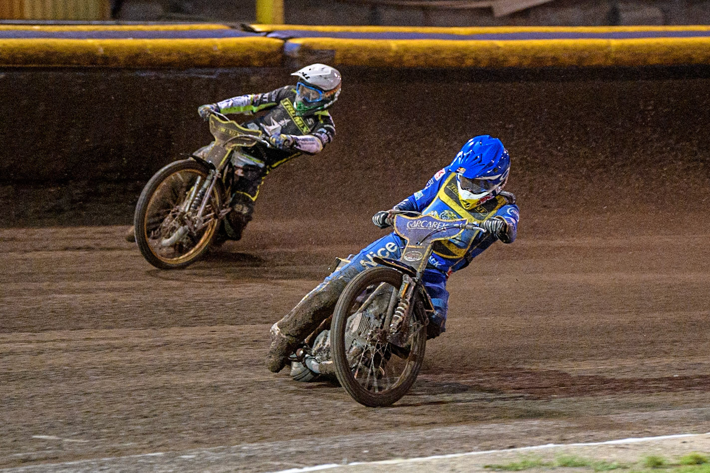 Robert Lambert (Blue) inside Jason Doyle (White) in the deciding heat to give Sheffield the win during the Sports Insure Premiership Grand Final Second Leg match between Sheffield Tigers and Ipswich Witches at Owlerton Stadium, Sheffield on Thursday 5th October 2023. (Photo: Ian Charles | MI News)