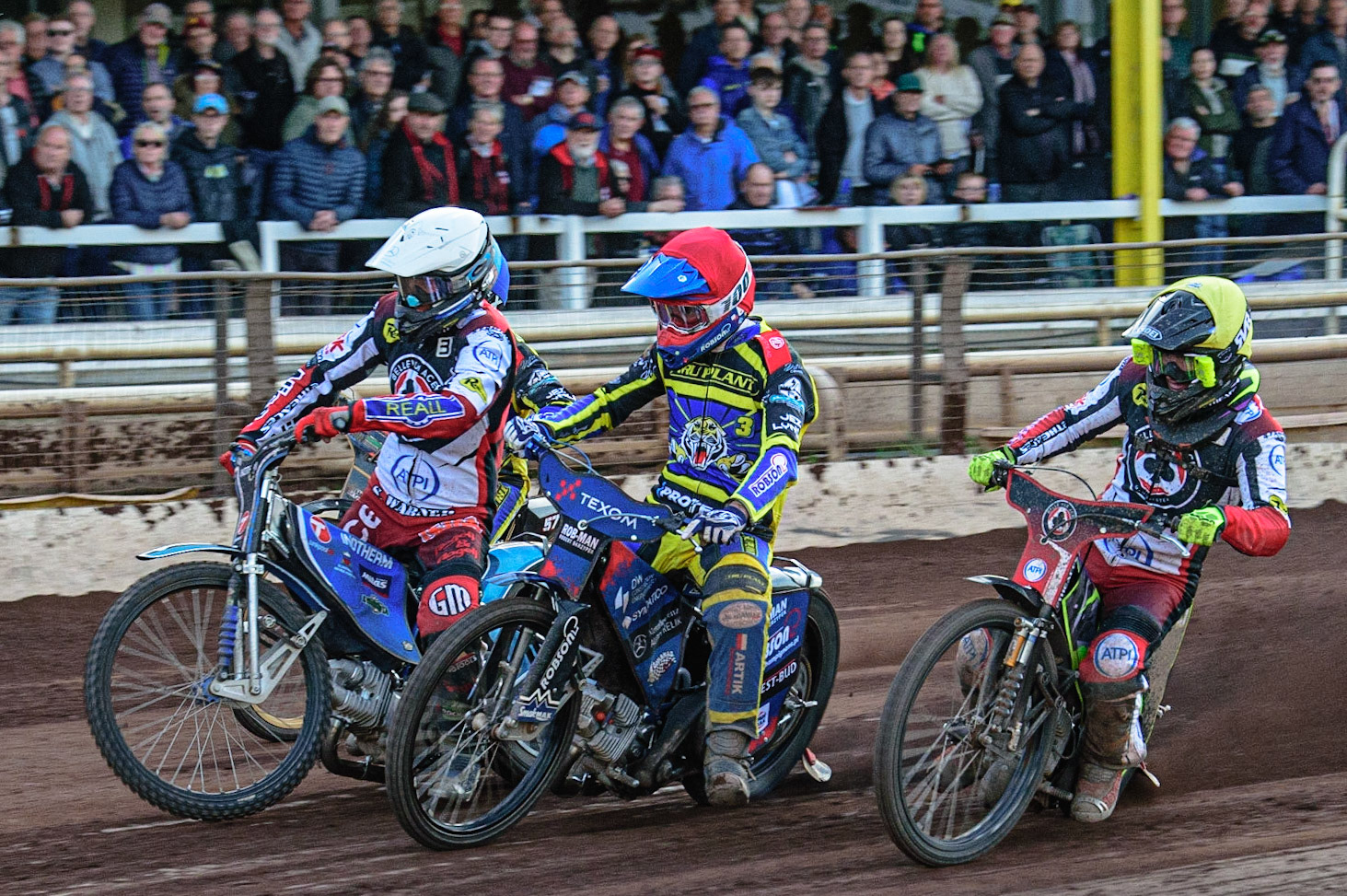 SHEFFIELD, UK. MAY 26TH Tobiasz Musielak  (Red) and Matej Žagar (White) battle it out with Tom Brennan  on the inside  during the SGB Premiership match between Sheffield Tigers and Belle Vue Aces at Owlerton Stadium, Sheffield on Thursday 26th May 2022. (Credit: Ian Charles | MI News)