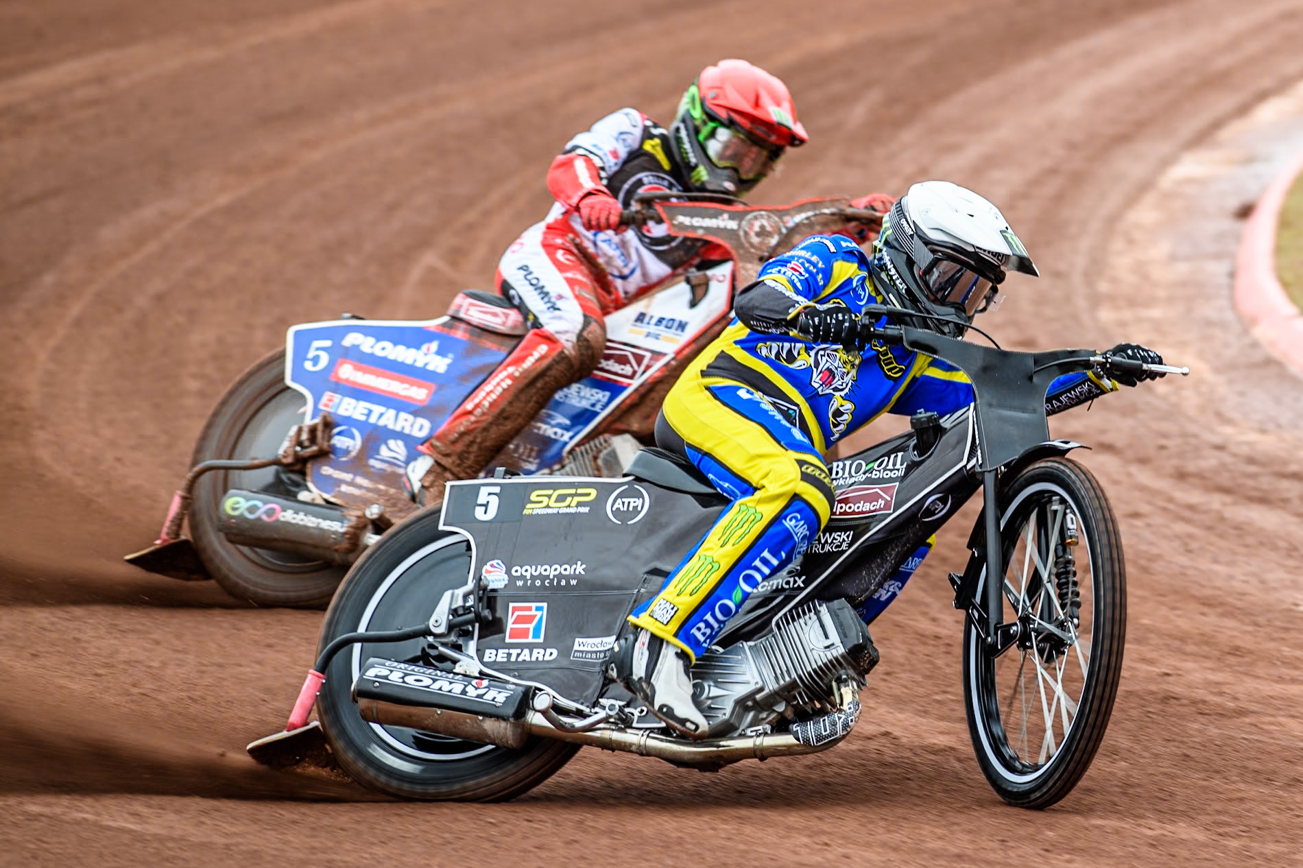 Sheffield Tigers' Tai Woffinden (White) leads  Belle Vue ATPI Aces Dan Bewley (Red) during the Rowe Motor Oil Premiership KO Cup Quarter Final 1st Leg between Belle Vue Aces and Sheffield Tigers at the National Speedway Stadium, Manchester on Monday 1st April 2024. (Photo: Ian Charles | MI News)