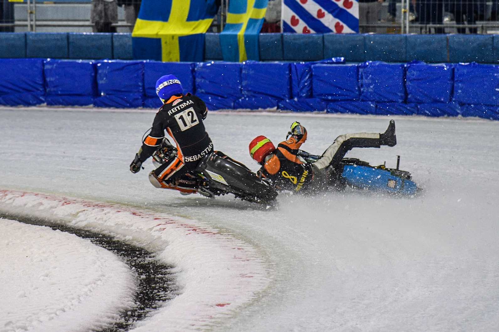 Melwin Björklin of Sweden falls when eating the Grand Final during the Roelof Thijs Bokaal, Ice Rink Thialf, Heerenveen, Netherlands on Friday 4th April 2025. (Photo: Ian Charles | MI News)