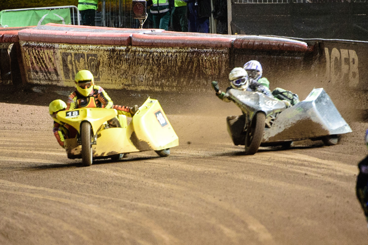 MANCHESTER, UK. OCT 30TH   Gareth Winterburn &amp; Bradley Atkinson (White) indicate their frustration to Mick Stace &amp; Ryan Knowles  (Yellow) after their tactics of shoving the other sidecar during the Manchester Masters Sidecar Speedway and Flat Track Racing at the National Speedway Stadium, Manchester on Saturday 30th October 2021. (Credit: Ian Charles | MI News)