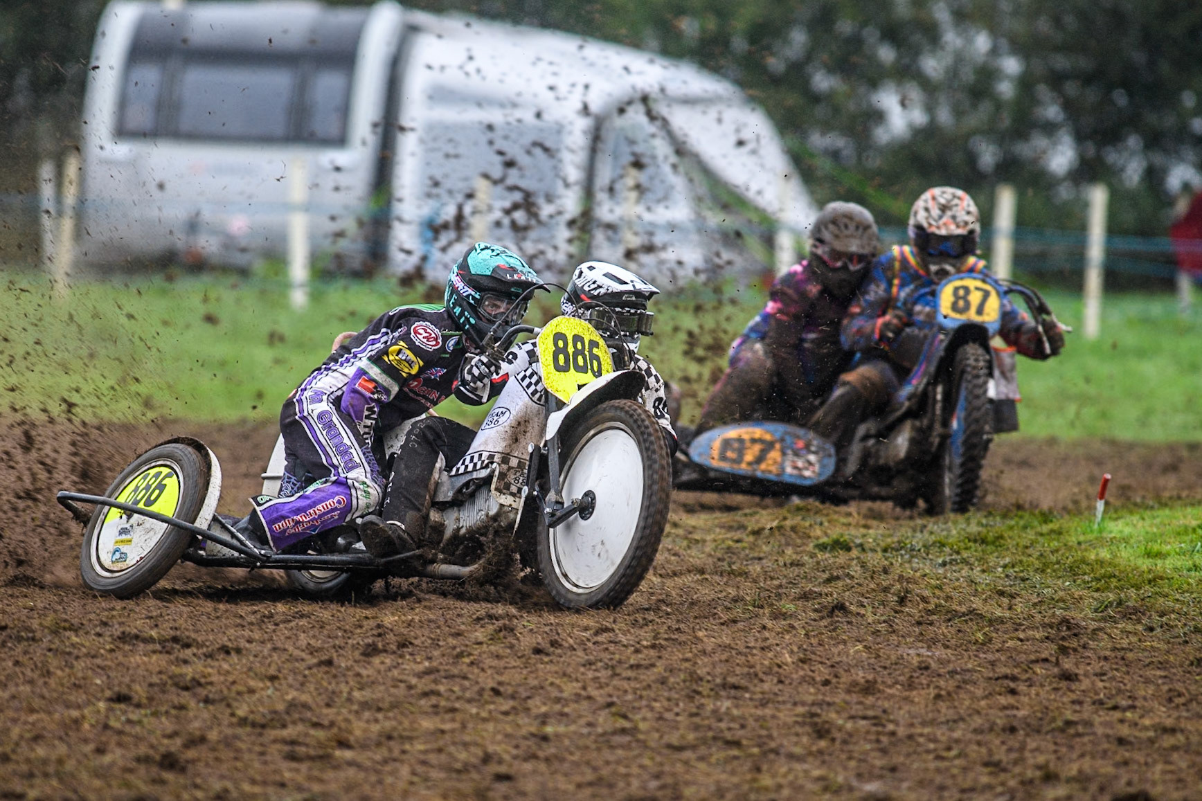 Phill Rowlands &amp; Tom Rowlands (886) leading Richard Fred Jenner &amp; Scott Gutteridge (87) in the 500cc Sidecar Class during the ACU British Upright Championships at Woodhouse Lance, Gawsworth, Cheshire on Sunday 8th September 2024. (Photo: Ian Charles | MI News)