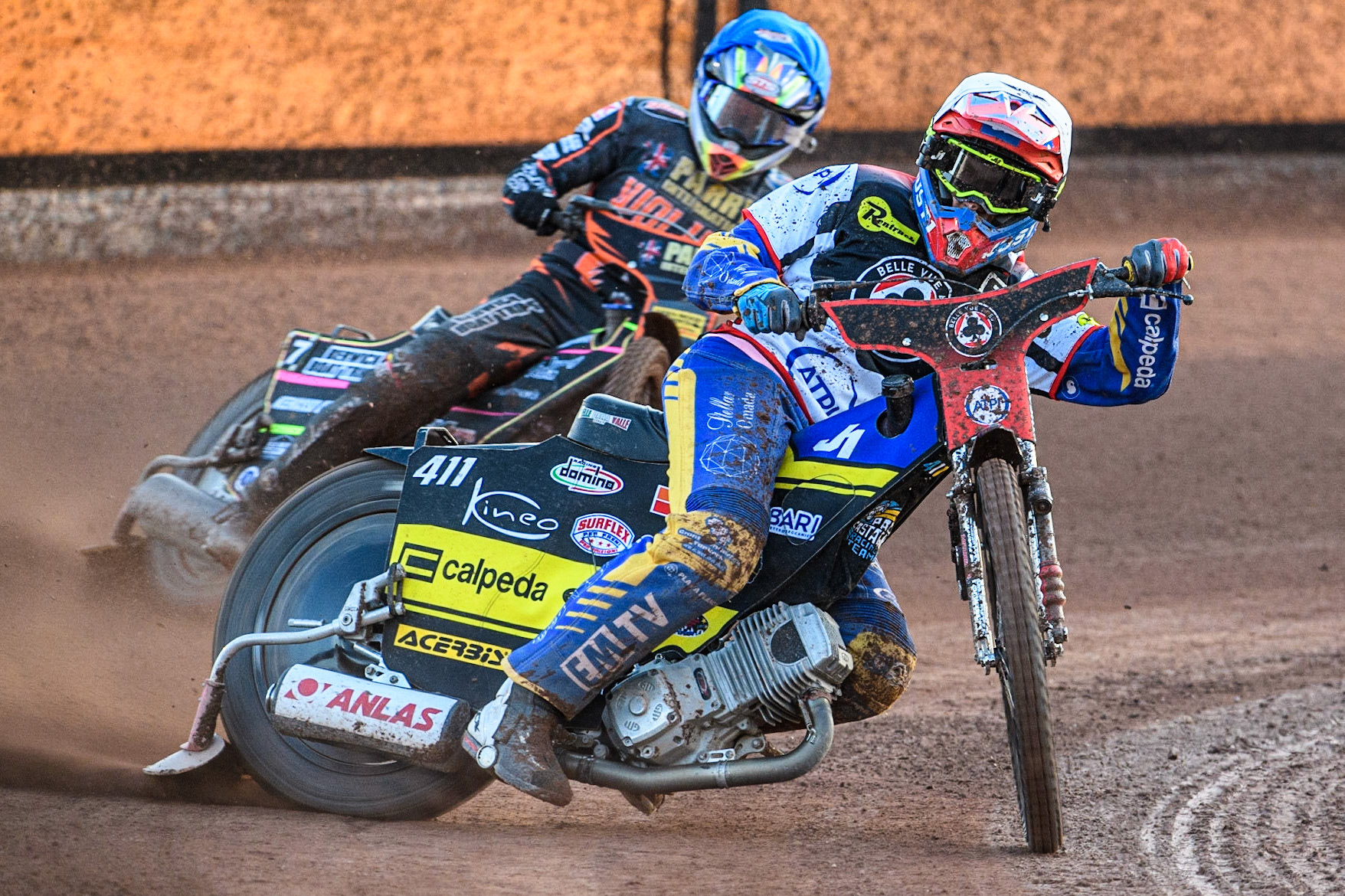 Paco Castagna (White) leads Leon Flint (Blue) during the Sports Insure Premiership match between Wolverhampton Wolves and Belle Vue Aces at Monmore Green Stadium, Wolverhampton on Monday 29th May 2023. (Photo: Ian Charles | MI News)