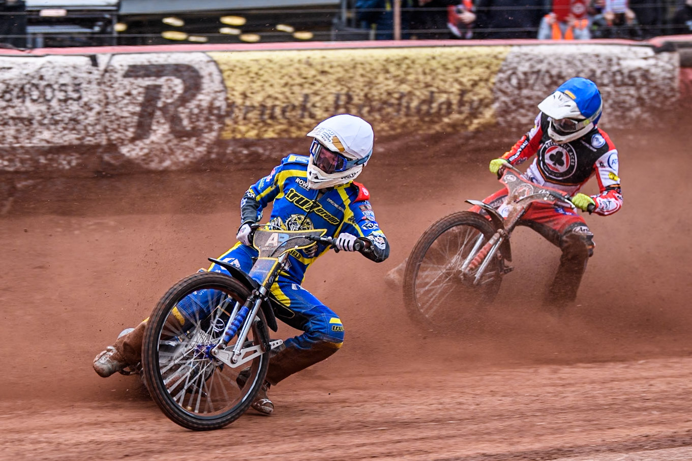 Anders Rowe of Sheffield Tigers in White leading Jake Mulford of Belle Vue Aces in Blue during the Rowe Motor Oil Premiership match between Belle Vue Aces and Sheffield Tigers at the National Speedway Stadium, Manchester on Monday 5th May 2025. (Photo: Ian Charles | MI News)