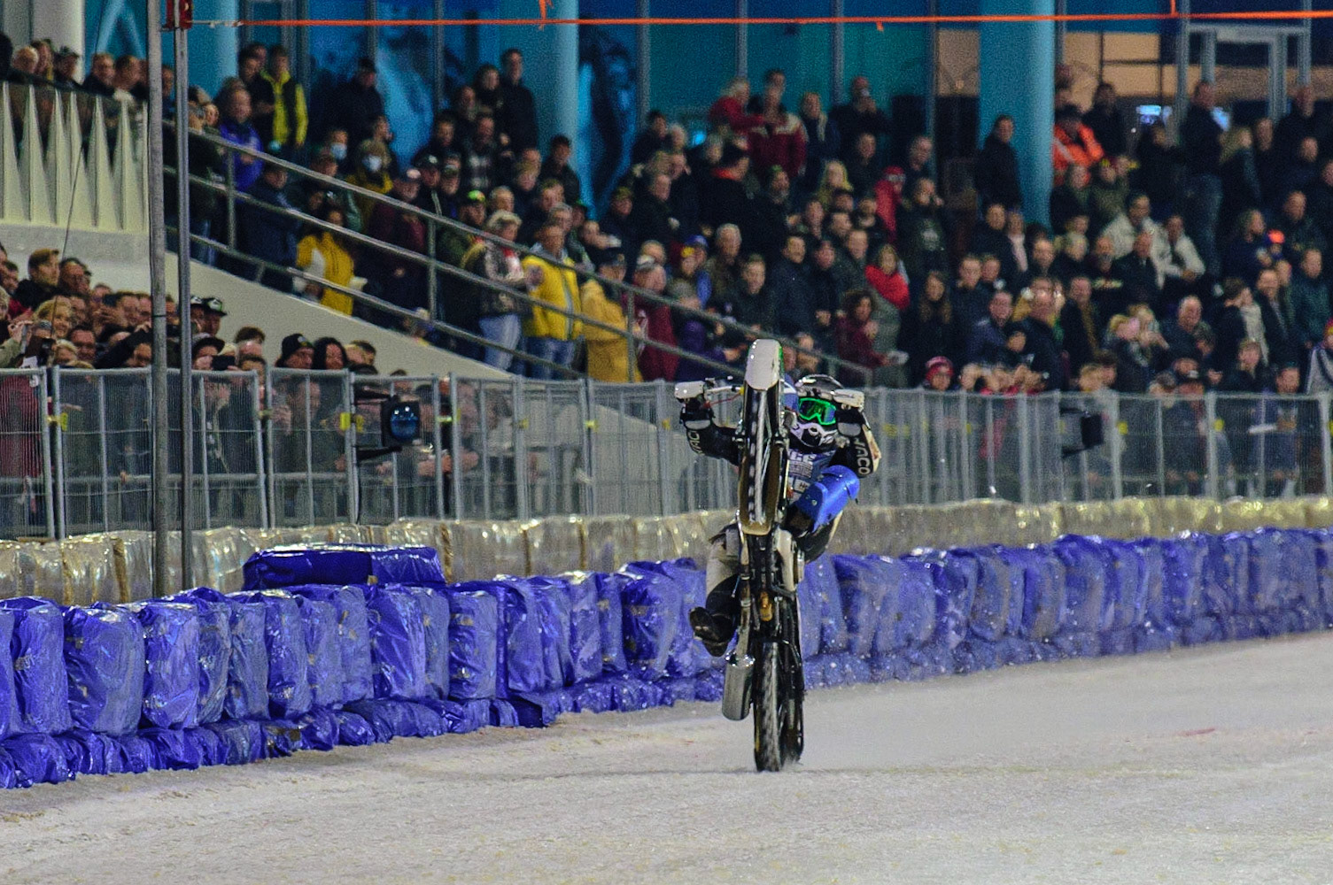 HEERENVEEN, NL. Andrej Divis (107) pulls a wheelie after he had to ride alone in heat 18 after all the other riders withdrew or were disqualified  during the FIM Ice Speedway Gladiators World Championship Final 4 at Ice Rink Thialf, Heerenveen on Sunday  3 April 2022. (Credit: Ian Charles | MI News)