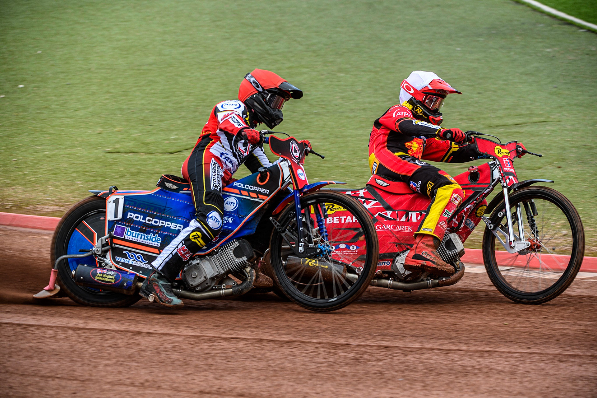 Brady Kurtz (Red) outside Max Fricke (White) during the Sports Insure Premiership match between Belle Vue Aces and Leicester Lions at the National Speedway Stadium, Manchester on Monday 28th August 2023. (Photo: Ian Charles | MI News)