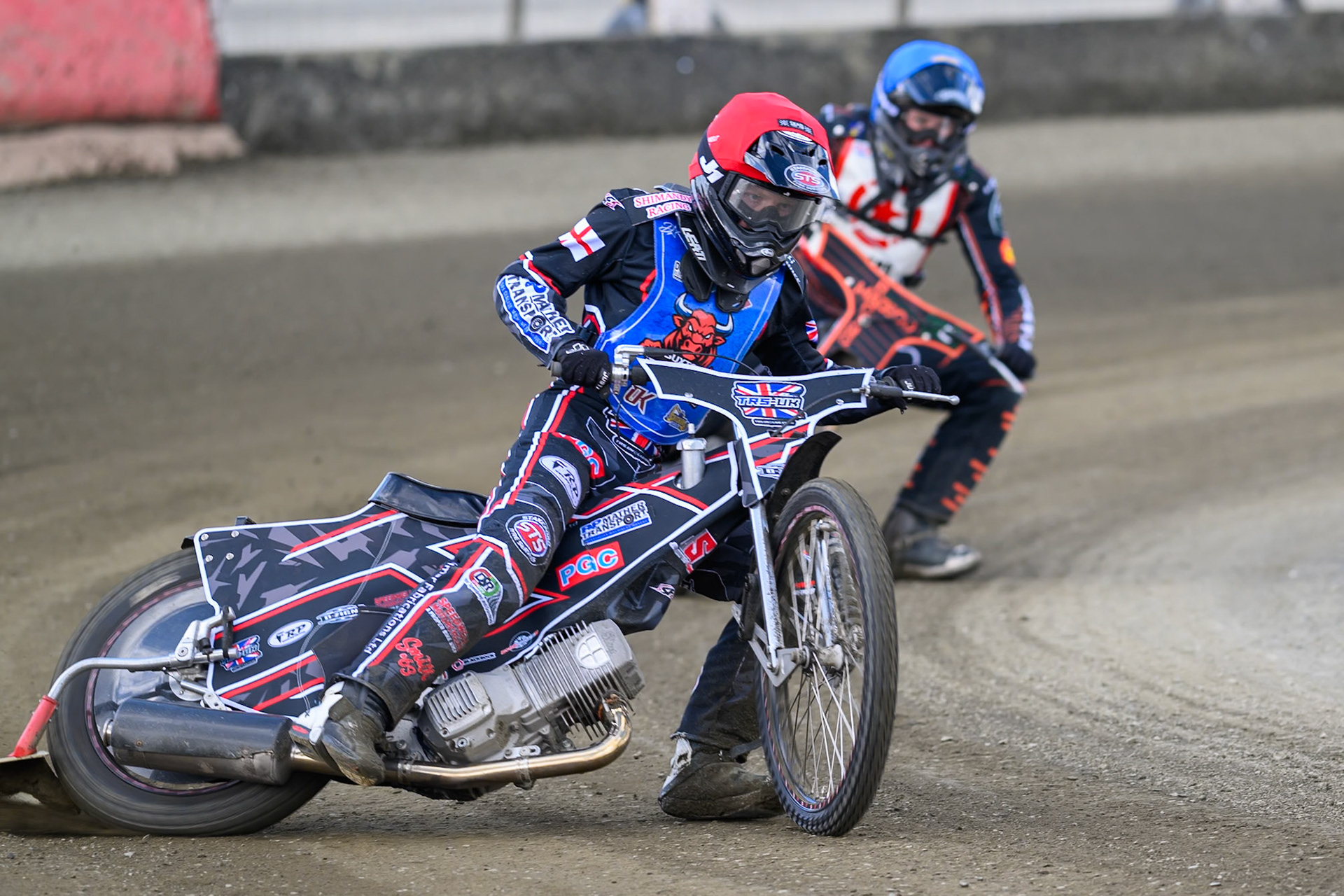 Jack Shimelt of Buxton Bulls  in Red leading Harrison Rogers of 'The Potters' in Blue during the Regina Chains Fours at Buxton Speedway, Buxton on Sunday 5th April 2026. (Photo: Ian Charles | MI News)