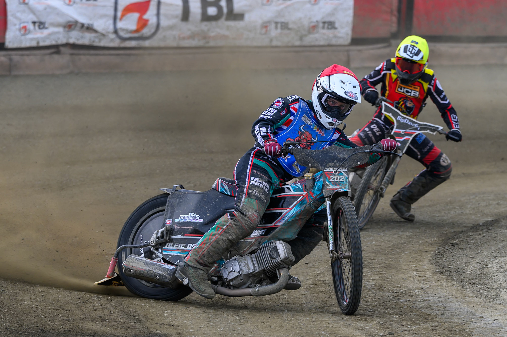 Alfie Bowtell of Buxton Bulls  in Red leading Ben Morley of Leicester Lion Cubs  in Yellow during the Challenge match between Buxton Bulls and Leicester Lion Cubs at Hi-Edge Speedway, Buxton on Sunday 26th April 2026. (Photo: Ian Charles | MI News)
