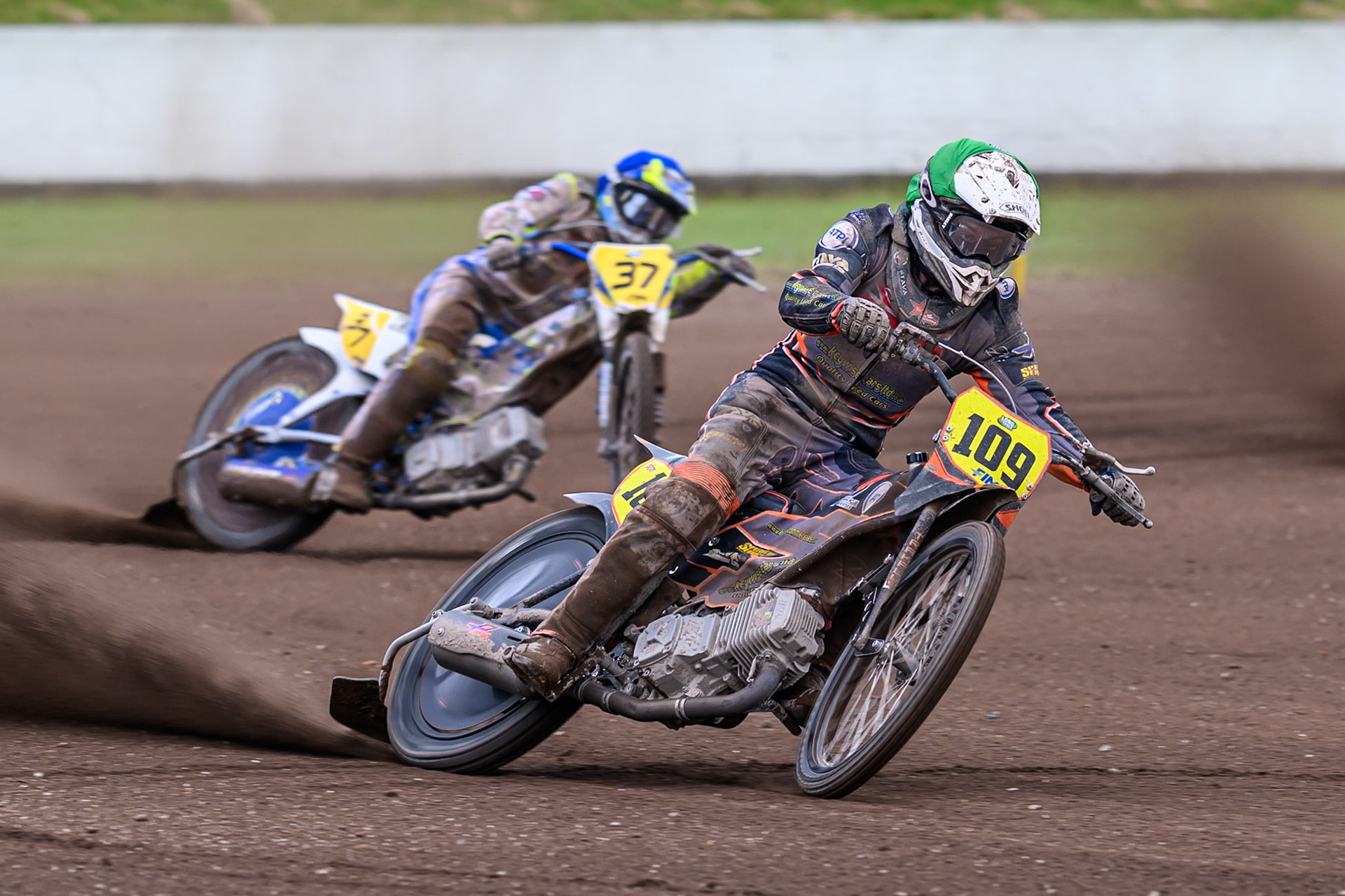 Zach Wajtknecht (109) of Great Britain in Green leading Chris Harris (37) of Great Britain in Blue in the Final Heat during the FIM Long Track World Championship Final 4, at the Speed Centre Roden, Netherlands on Sunday 21st September 2025. (Photo: Ian Charles | MI News)