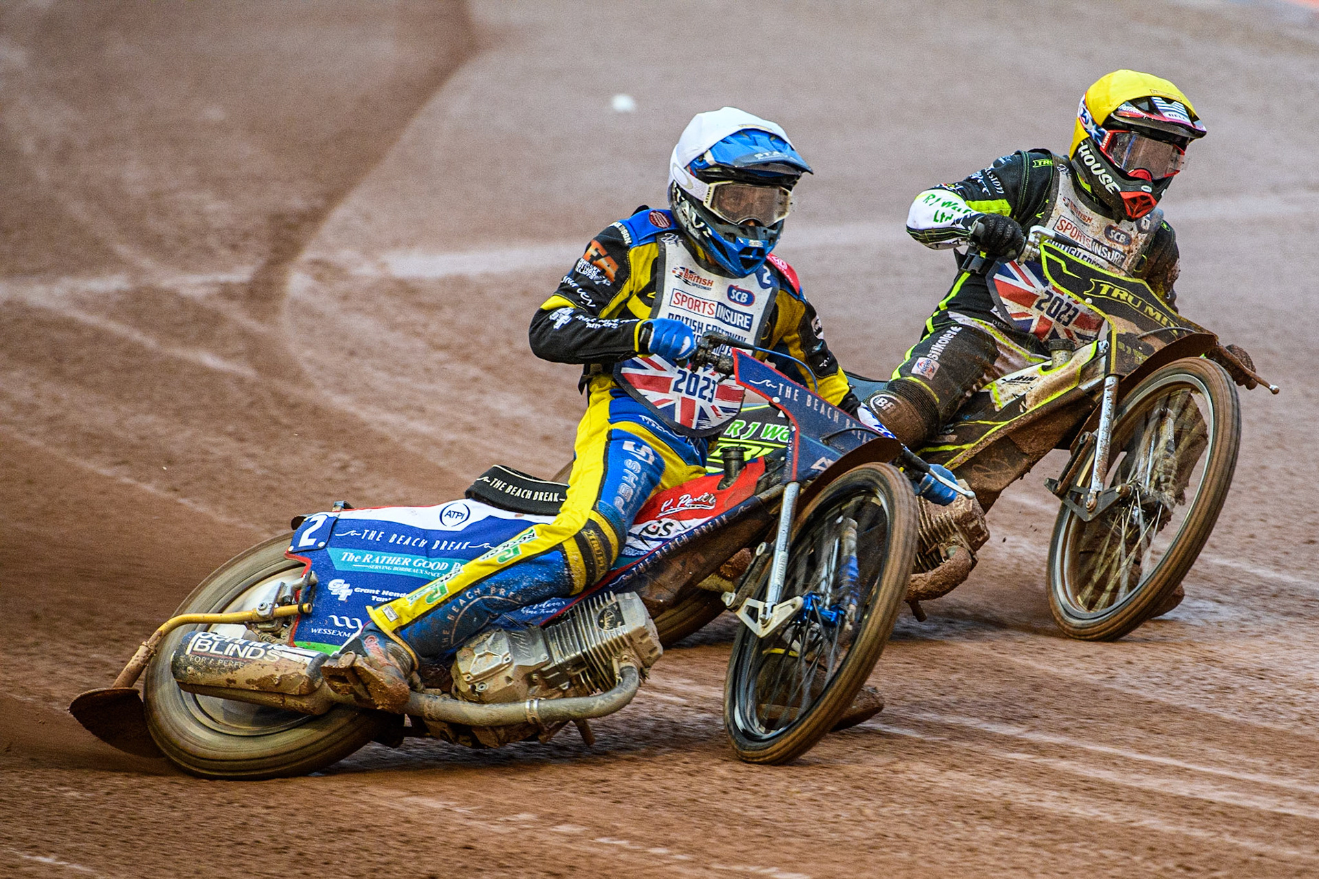 Adam Ellis (White) outside Danny King (Yellow) during the Sports Insure British Speedway Final at the National Speedway Stadium, Manchester on Monday 14th August 2023. (Photo: Ian Charles | MI News)