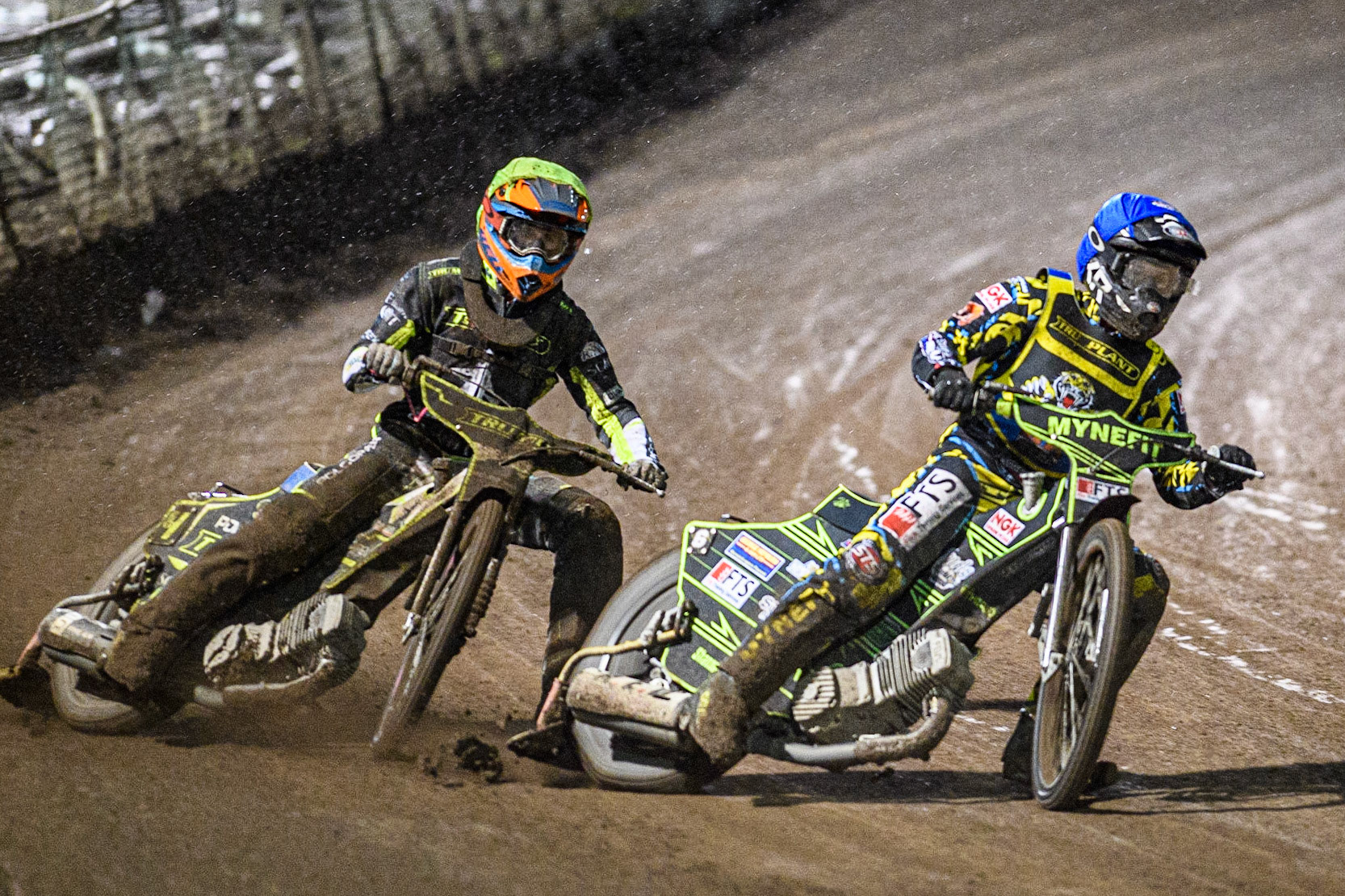 Jye Etheridge (Blue) leads  Keynan Rew (Yellow) during the Sports Insure Premiership Grand Final Second Leg match between Sheffield Tigers and Ipswich Witches at Owlerton Stadium, Sheffield on Thursday 5th October 2023. (Photo: Ian Charles | MI News)