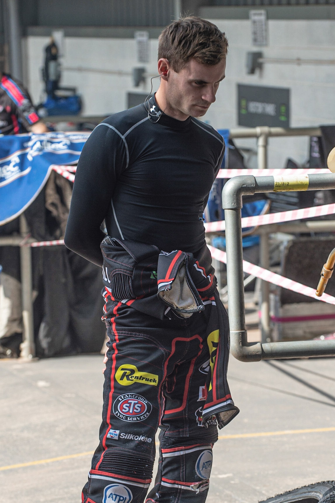 Photo: Ian Charles

Steve Worrall  tries to find the shade

Belle Vue Aces v Kings Lynn Stars, British Speedway Premiership, Belle Vue National Speedway Stadium, Manchester, Monday 26  August  2019