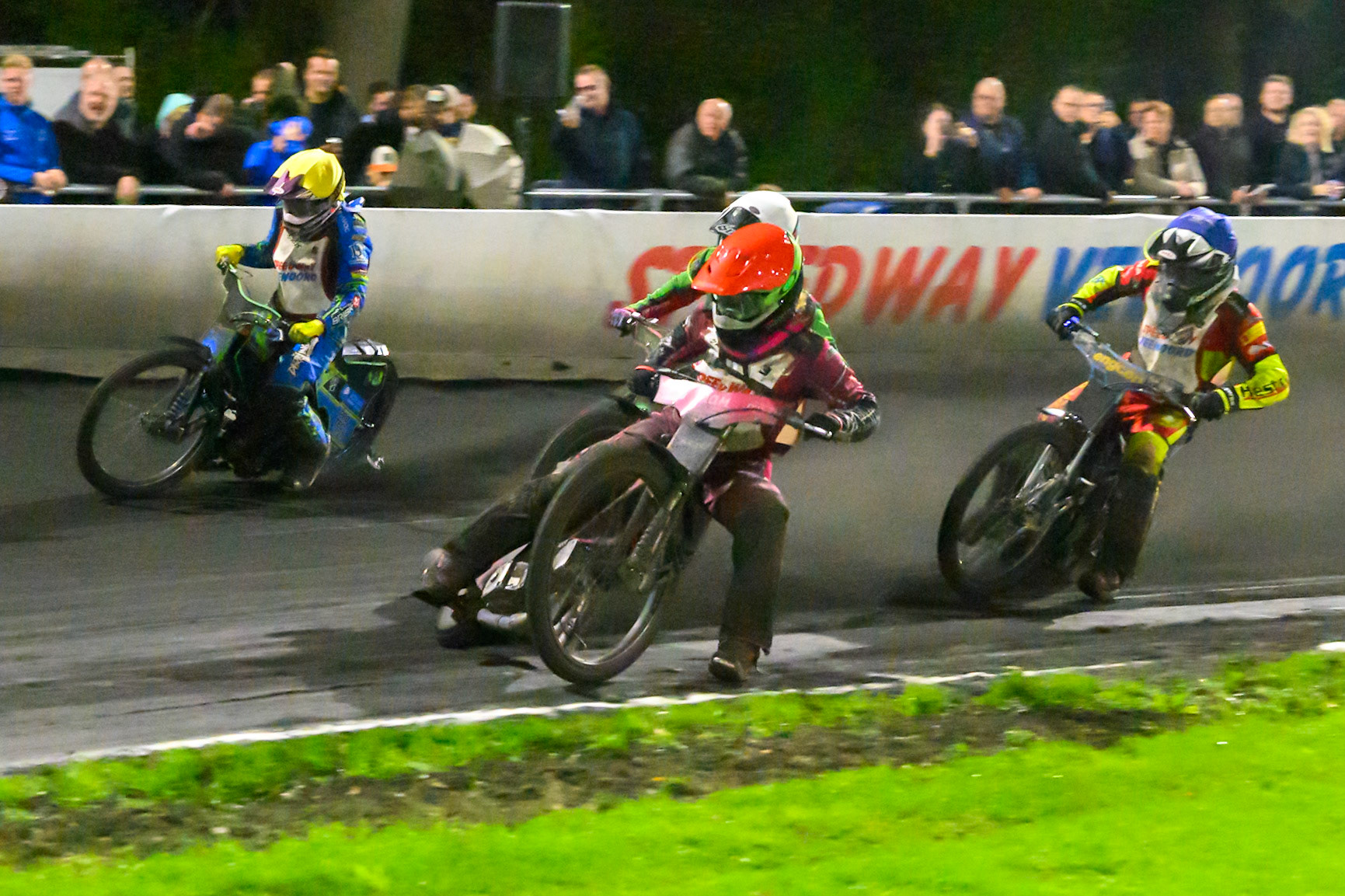 Hannah Grunwald of Germany in Red leading Zoltan Lovas of Hungary in White , Eddie Bock of Sweden in Blue  and Michael West of Australia in Yellow during the Gouden KENNY Helm at Speedway Veenoord, Veenoord in the Netherlands on Saturday 19th September 2026. (Photo: Ian Charles | MI News)