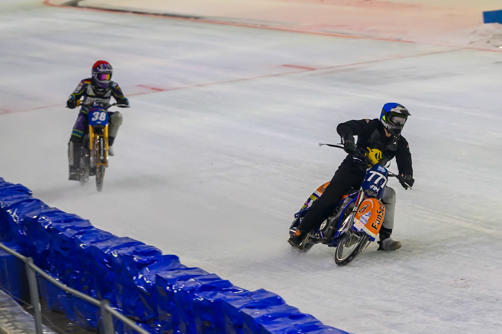 Leon Kramer of The Netherlands  in Blue leading Maximilian Niedermaier of Germany  in Red during the ROELOF THIJS BOKAAL at Ice Rink Thialf, Heerenveen on Friday 10th April 2026.  (Photo: Ian Charles | MI News)