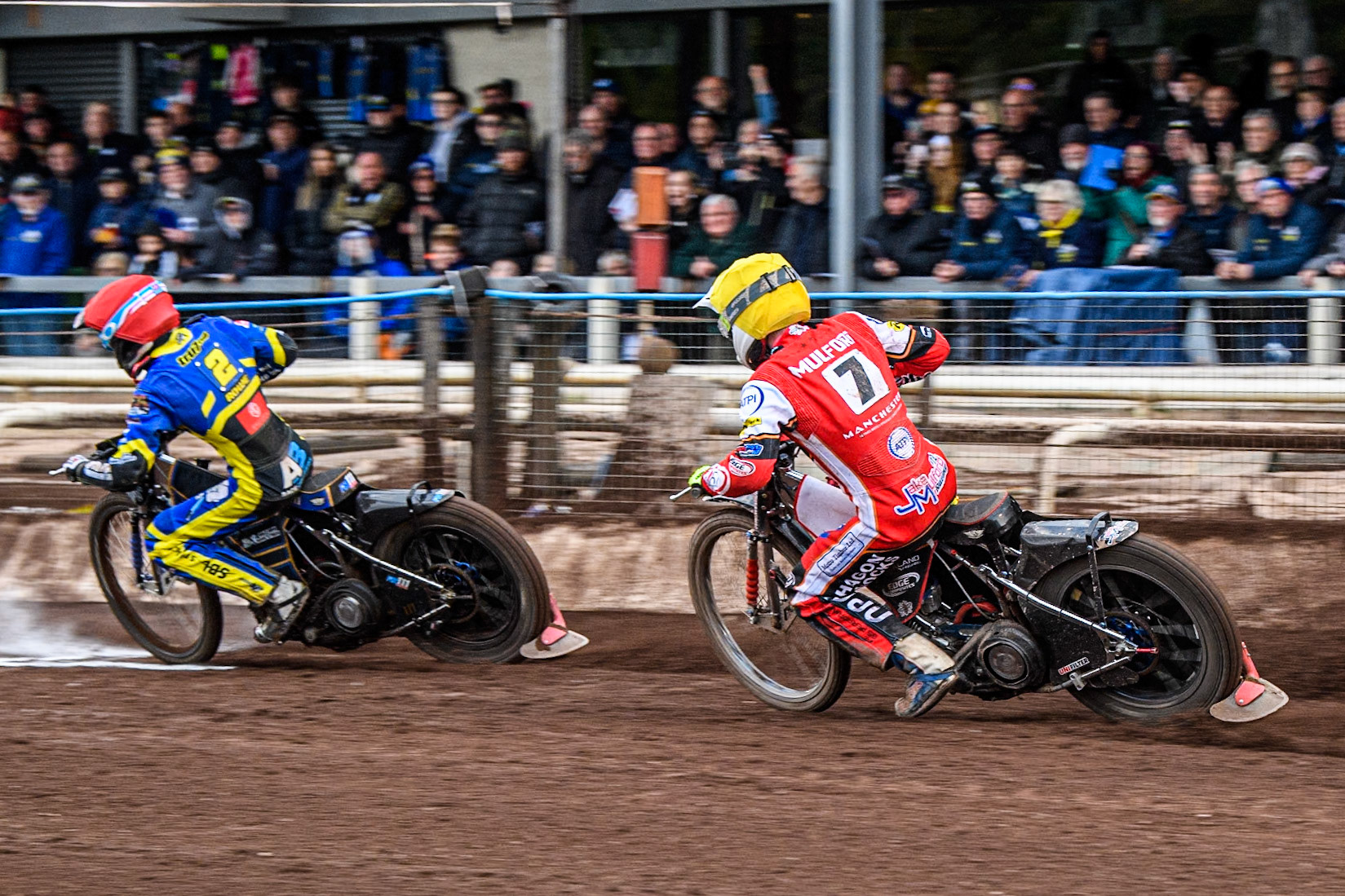Jake Mulford of Belle Vue Aces in Yellow chases Anders Rowe of Sheffield Tigers in Red during the Rowe Motor Oil Premiership match between Sheffield Tigers and Belle Vue Aces at Owlerton Stadium, Sheffield on Monday 5th May 2025. (Photo: Ian Charles | MI News)