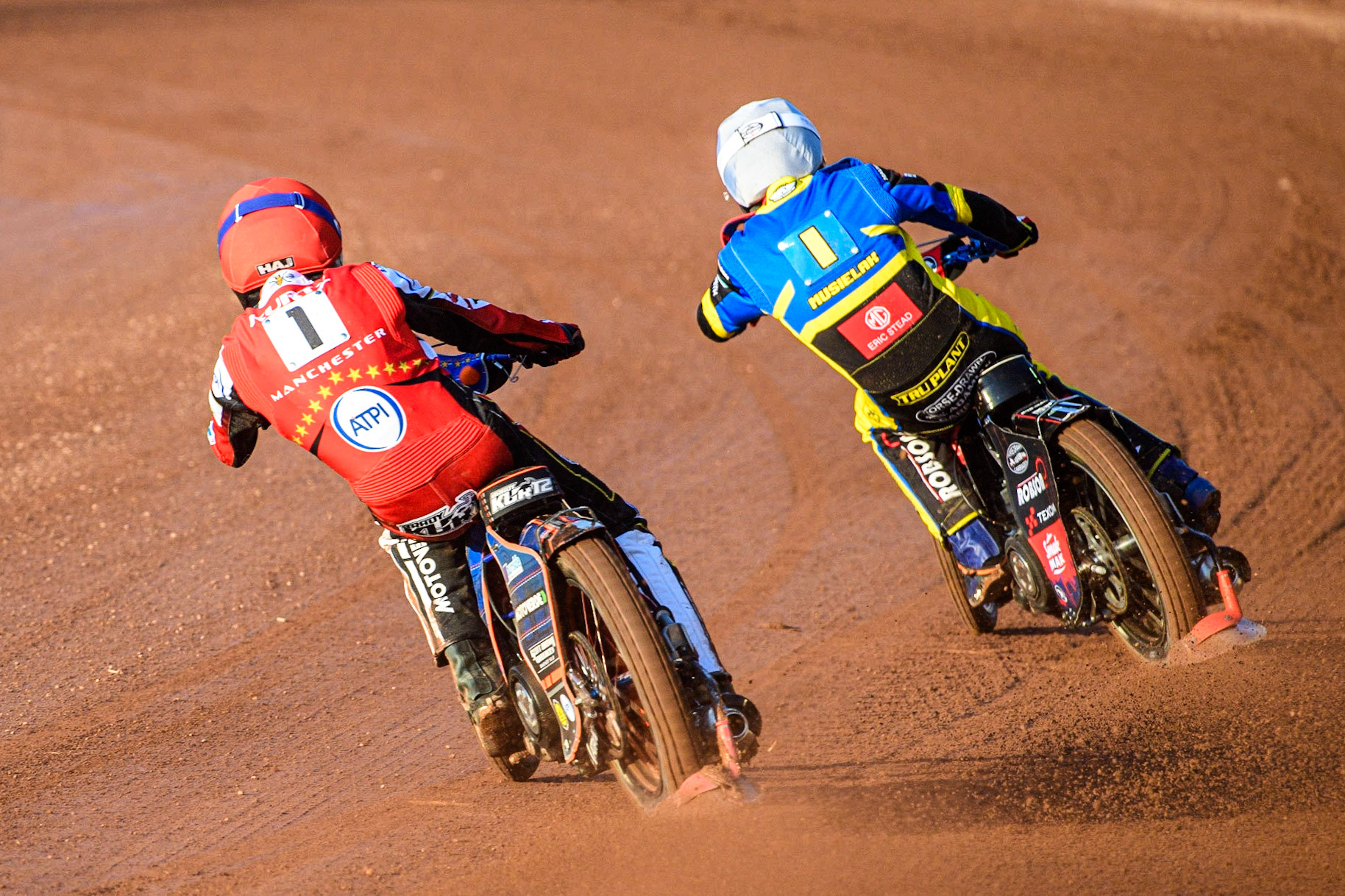 Brady Kurtz (Red) chases Tobiasz Musielak (White) during the Sports Insure Premiership match between Belle Vue Aces and Sheffield Tigers at the National Speedway Stadium, Manchester on Monday 7th August 2023. (Photo: Ian Charles | MI News)
