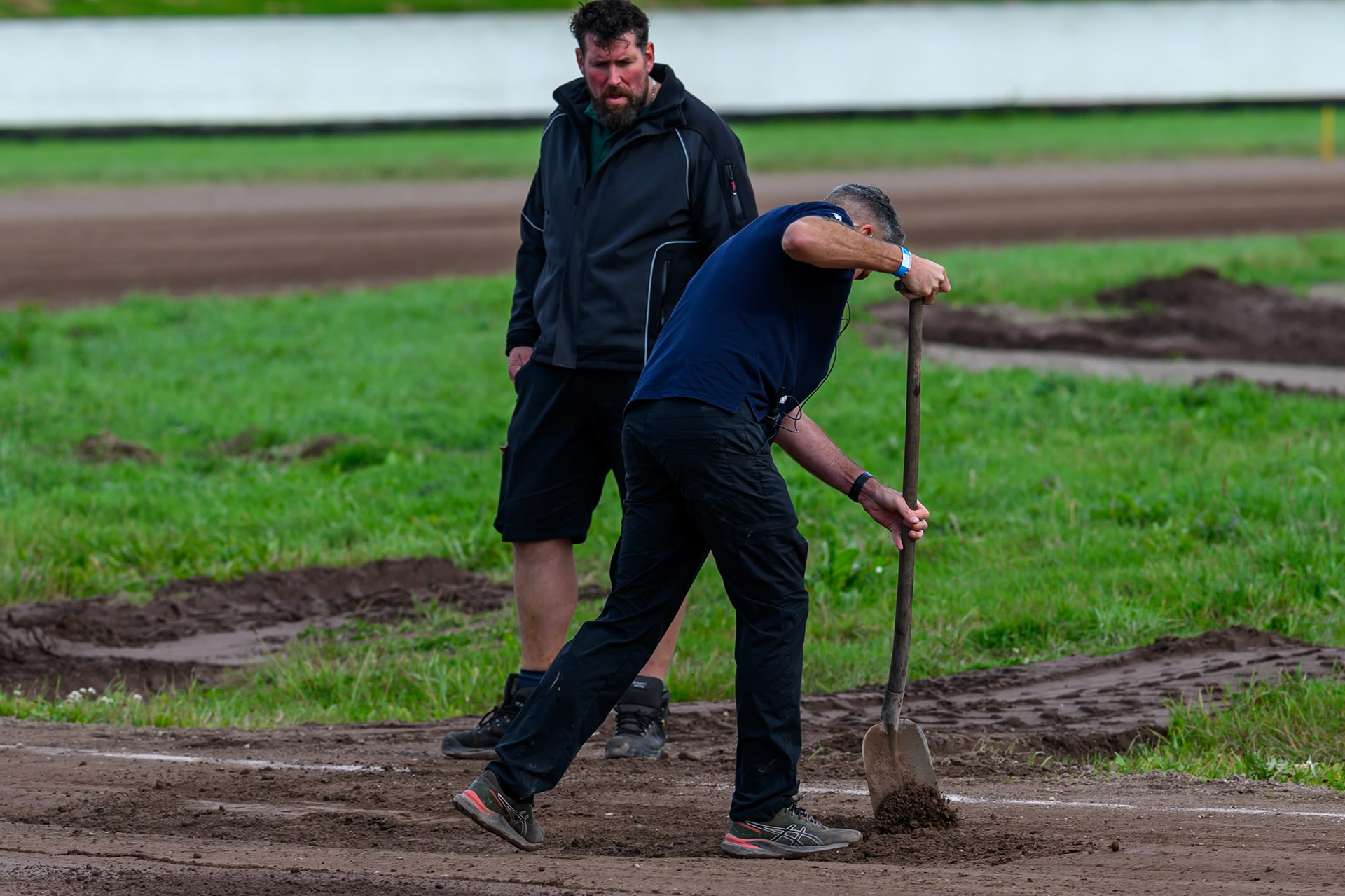 Race Director Glenn Philips clears some of the loose dirt for a soft part of the track during the FIM Long Track World Championship Final 4, at the Speed Centre Roden, Netherlands on Sunday 21st September 2025. (Photo: Ian Charles | MI News)during the FIM Long Track World Championship Final 4, at the Speed Centre, Roden on Sunday 21st September 2025. (Photo: Ian Charles | MI News)