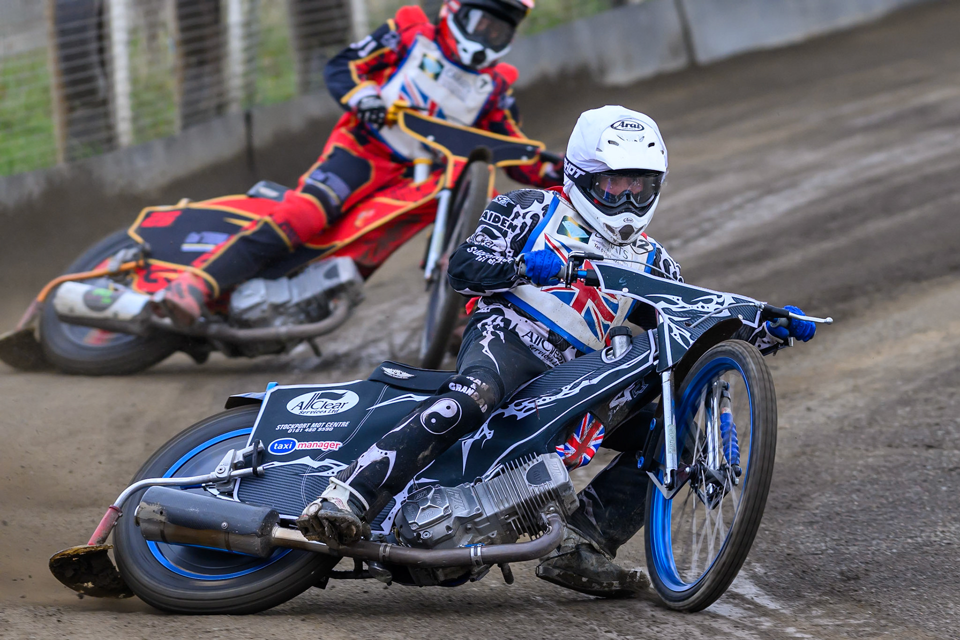 Jason Garrity in White leading Luke Harris in Yellow during the Derbyshire Open at Hi-Edge Speedway, Buxton on Sunday 27th September 2026. (Photo: Ian Charles | MI News)