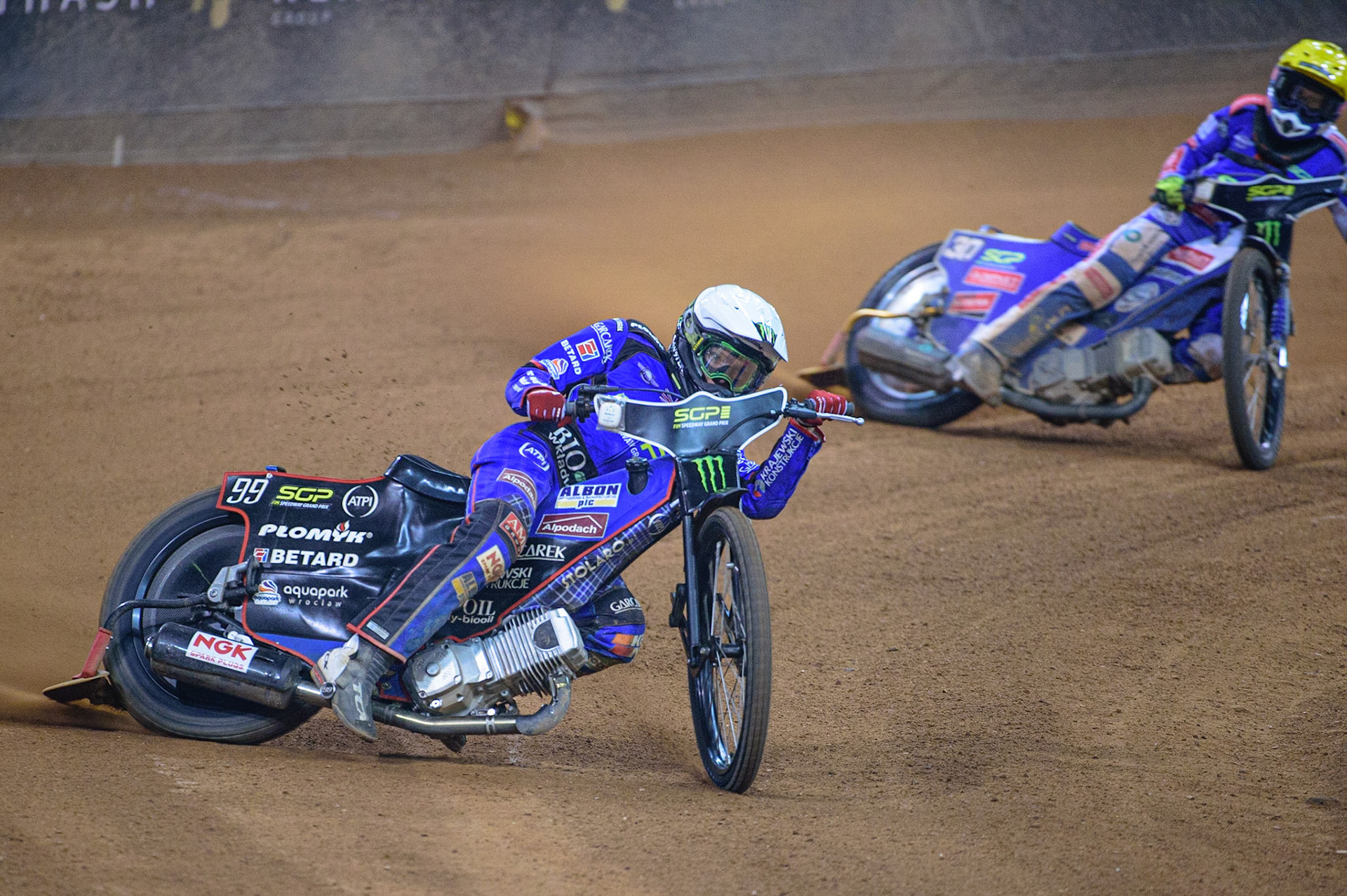 Dan Bewley (99) (White) leads Leon Madsen (30) (Yellow) during the FIM  Speedway Grand Prix of Great Britain at the Principality Stadium, Cardiff on Saturday 13th August 2022. (Credit: Ian Charles | MI News