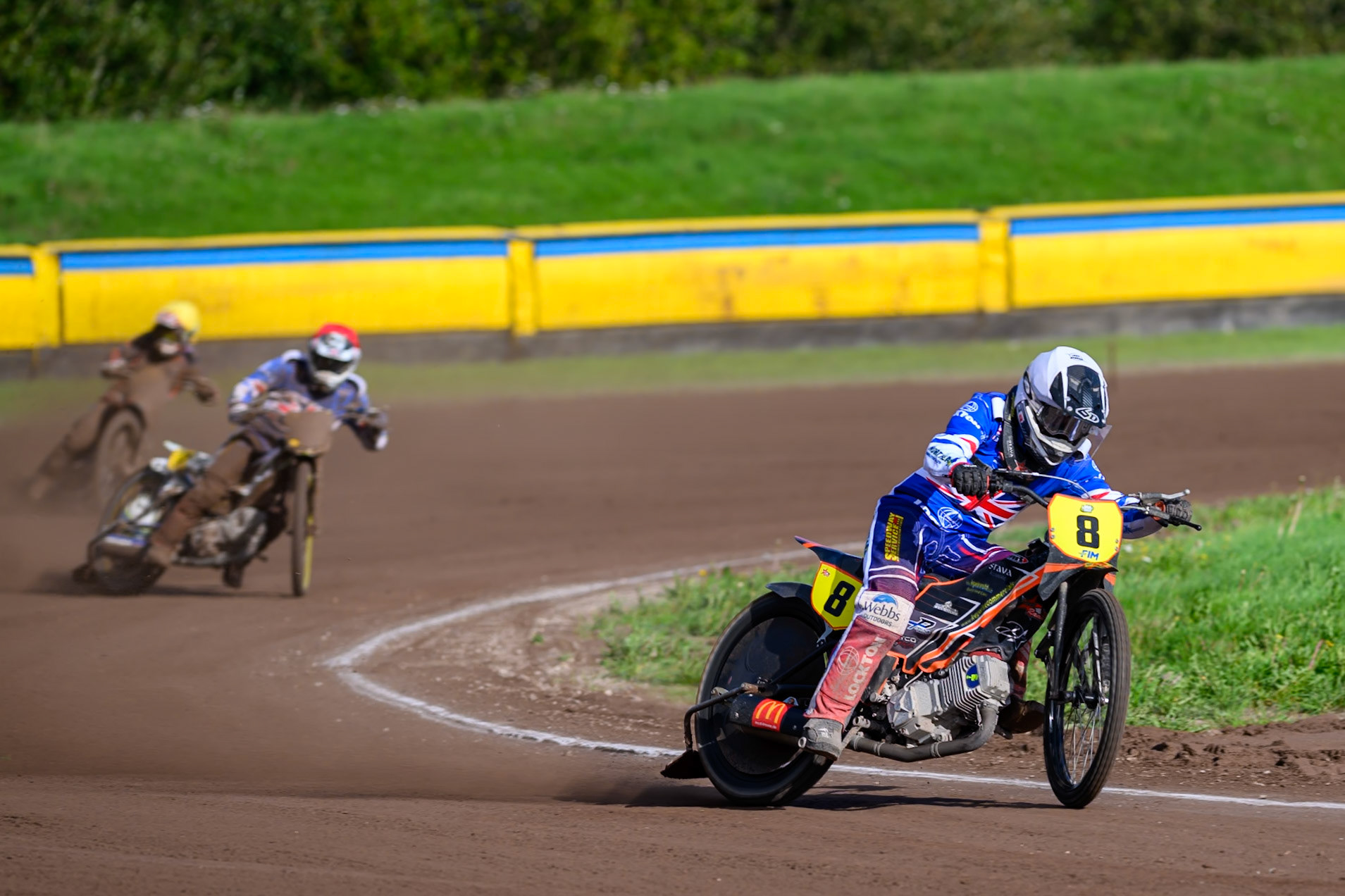 Zach Wajtknecht (8) of Great Britain in White leading Chris Harris (7) of Great Britain in Red  during the FIM Long Track of Nations 2026 at the Speed Centre Roden in the Netherlands on Sunday 20th September 2026. (Photo: Ian Charles | MI News)