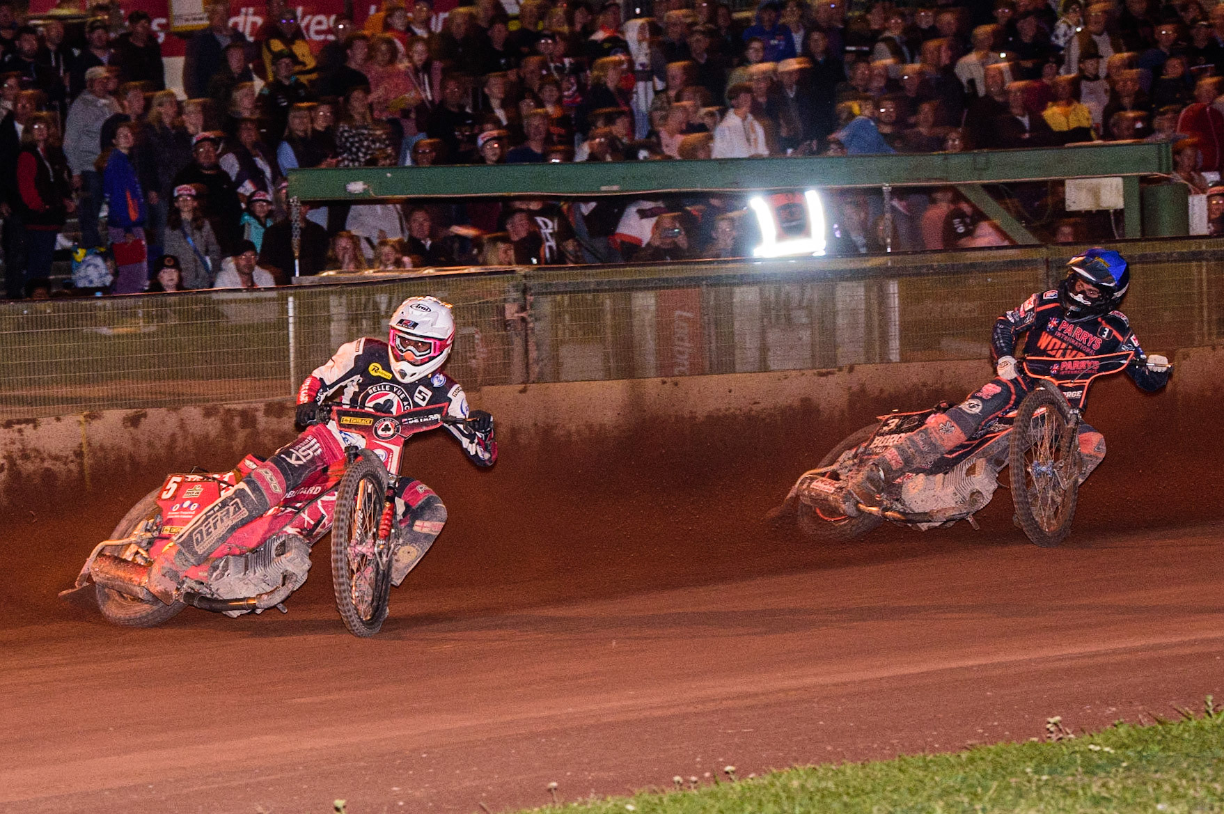 Brady Kurtz  (White) leads Luke Becker  (Blue) during the SGB Premiership match between Wolverhampton Wolves and Belle Vue Aces at Monmore Green Stadium, Wolverhampton on Monday 29th August 2022. (Credit: Ian Charles | MI News)