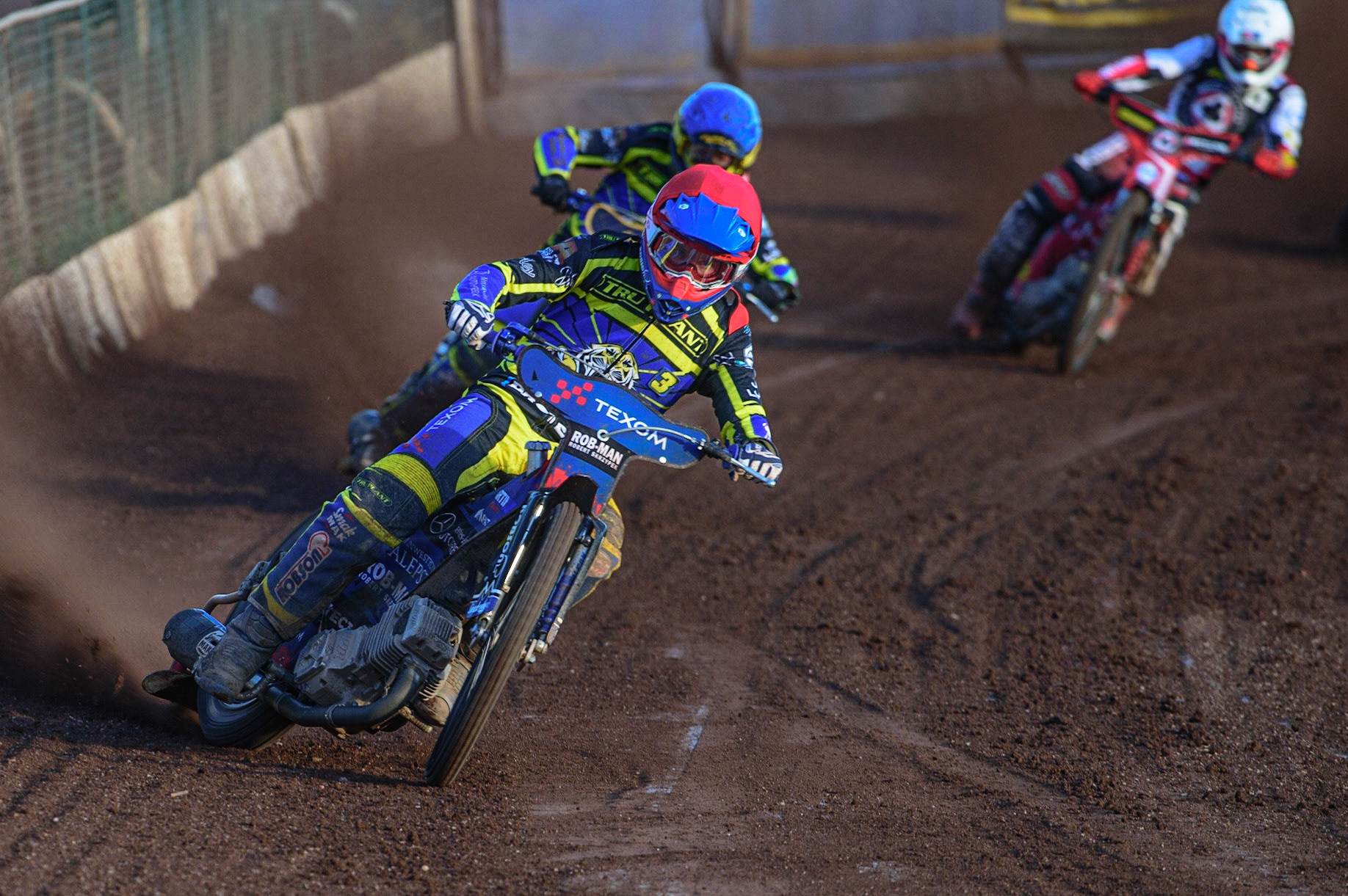 SHEFFIELD, UK. MAY 26TH Tobiasz Musielak  (Red) leads Kyle Howarth  (Blue) and Max Fricke  (White)  during the SGB Premiership match between Sheffield Tigers and Belle Vue Aces at Owlerton Stadium, Sheffield on Thursday 26th May 2022. (Credit: Ian Charles | MI News)