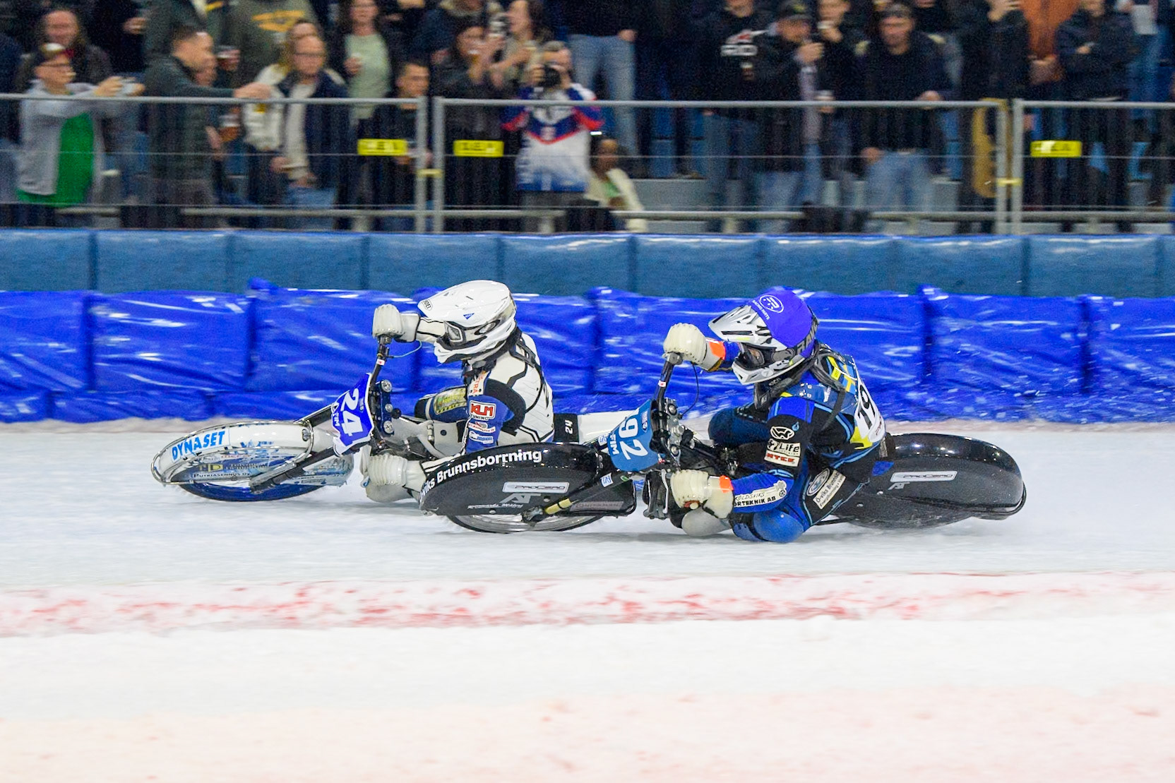 Niclas Svensson (192) of Sweden in Blue rides inside Max Koivula (24) of Finland in White in the final during the FIM Ice Speedway Gladiators World Championship, Final 3 at the Ice Stadium, Thialf, Heerenveen on Saturday 5th April 2025. (Photo: Ian Charles | MI News)