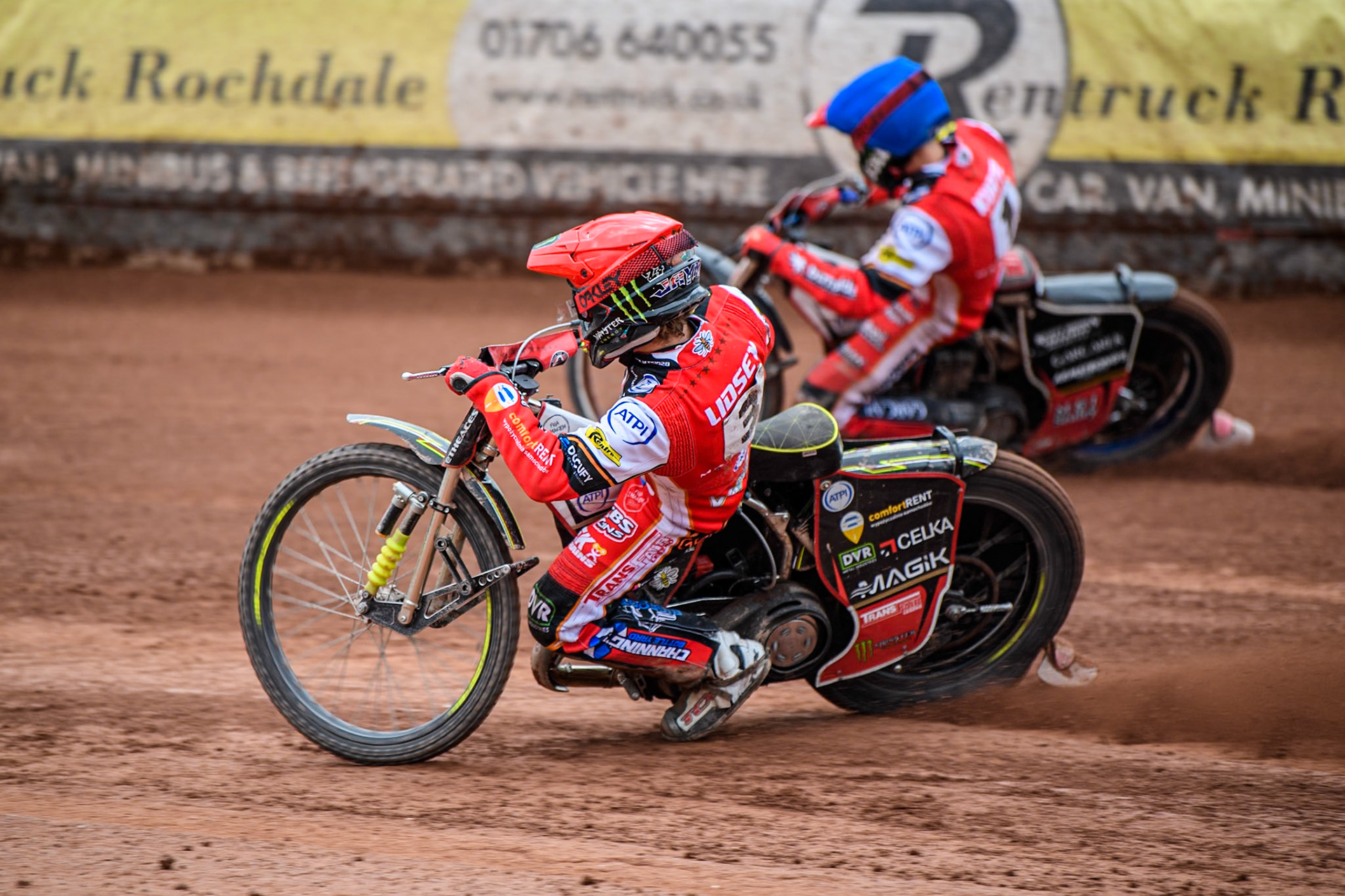 Jaimon Lidsey of Belle Vue Aces in Red rides inside Brady Kurtz of Belle Vue Aces in Blue during the Rowe Motor Oil Premiership match between Belle Vue Aces and Sheffield Tigers at the National Speedway Stadium, Manchester on Monday 5th May 2025. (Photo: Ian Charles | MI News)