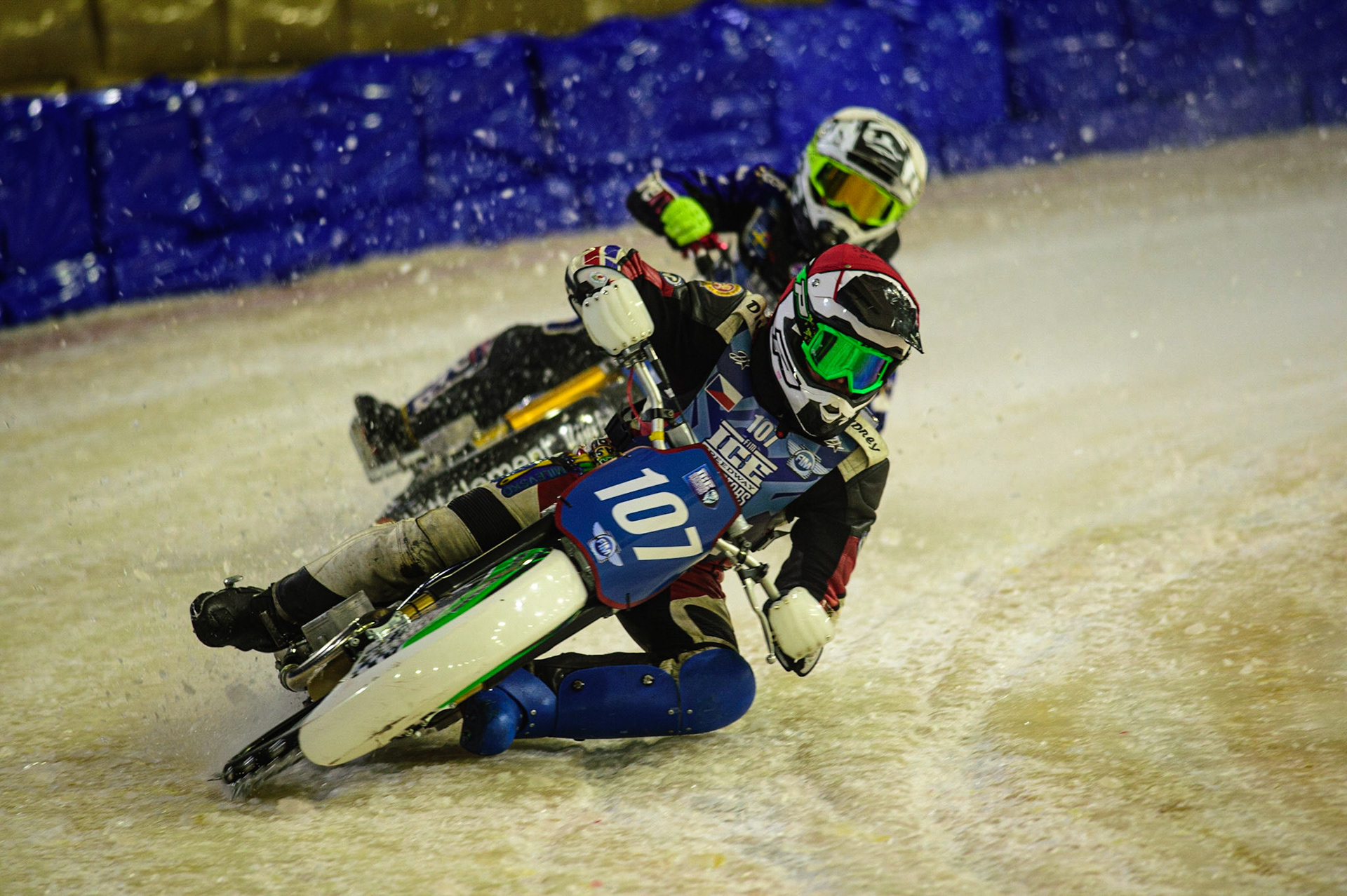 HEERENVEEN, NL. Andrej Divis (107) (Red) leads Jimmy Hörrnell (237)  (White)  during the FIM Ice Speedway Gladiators World Championship Final 4 at Ice Rink Thialf, Heerenveen on Sunday  3 April 2022. (Credit: Ian Charles | MI News)