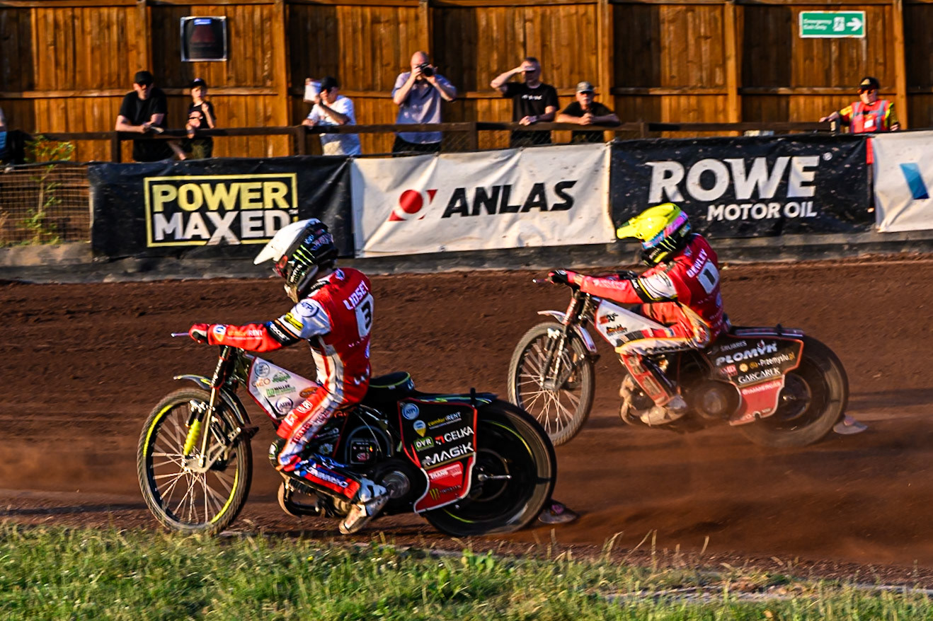 Belle Vue Aces' Jaimon Lidsey in White on the inside  Belle Vue Aces' Dan Bewley in Yellow during the Rowe Motor Oil Premiership match between Leicester Lions and Belle Vue Aces at the Hydroscand Arena, Leicester on Thursday 19th June 2025. (Photo: Ian Charles | MI News)