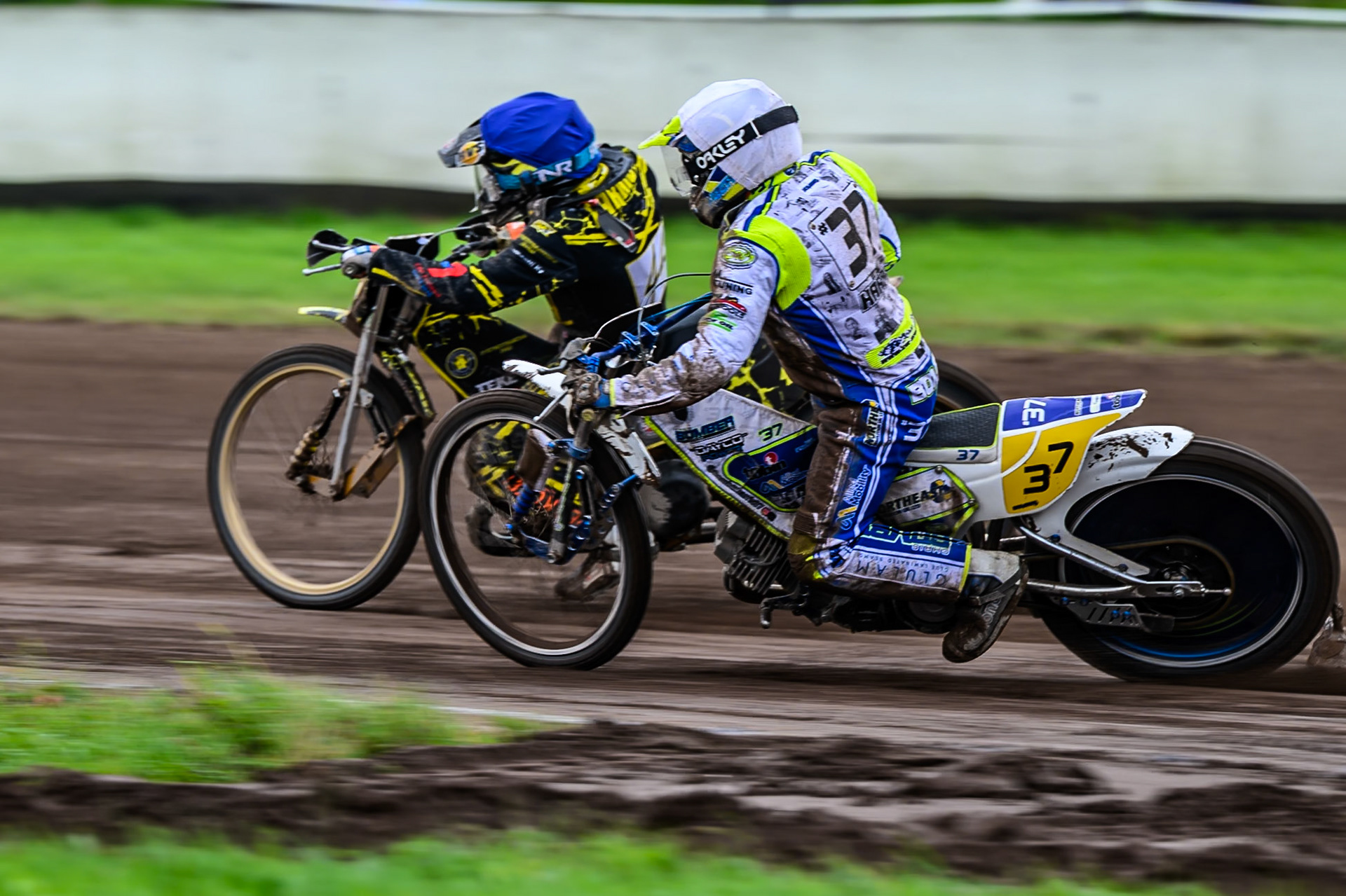 Chris Harris (37) of Great Britain in White rides inside Tero Aarnio (44) of Finland in Blue during the FIM Long Track World Championship Final 4, at the Speed Centre Roden, Netherlands on Sunday 21st September 2025. (Photo: Ian Charles | MI News)during the FIM Long Track World Championship Final 4, at the Speed Centre, Roden on Sunday 21st September 2025. (Photo: Ian Charles | MI News)