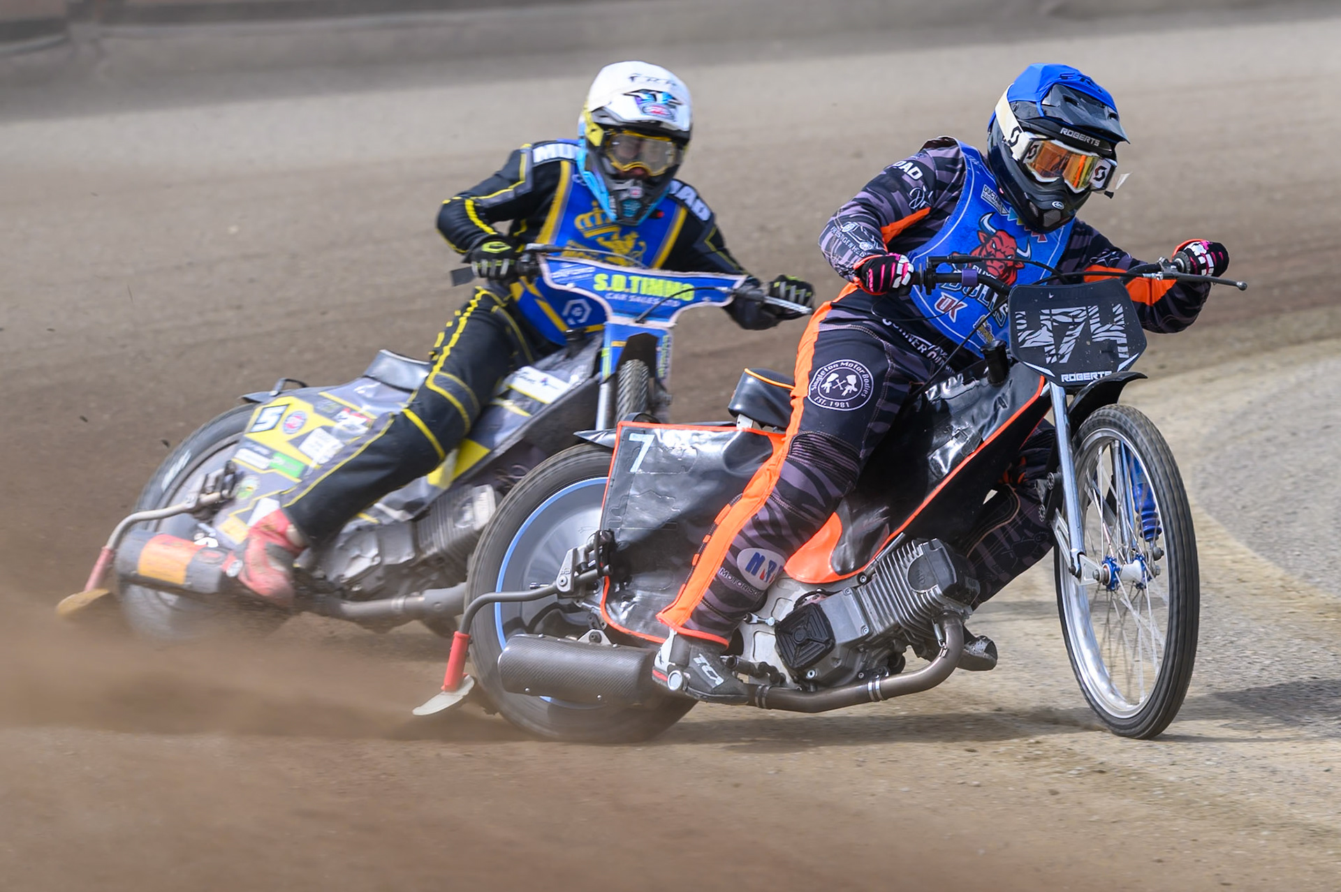 Jack Roberts of Buxton Bulls in Blue leading Dayle Wood of Edinburgh Monarchs Academy in White during the WSRA National Development League match between Buxton Bulls and Edinburgh Monarchs Academy at Hi-Edge Speedway, Buxton on Sunday 14th June 2026. (Photo: Ian Charles | MI News)
