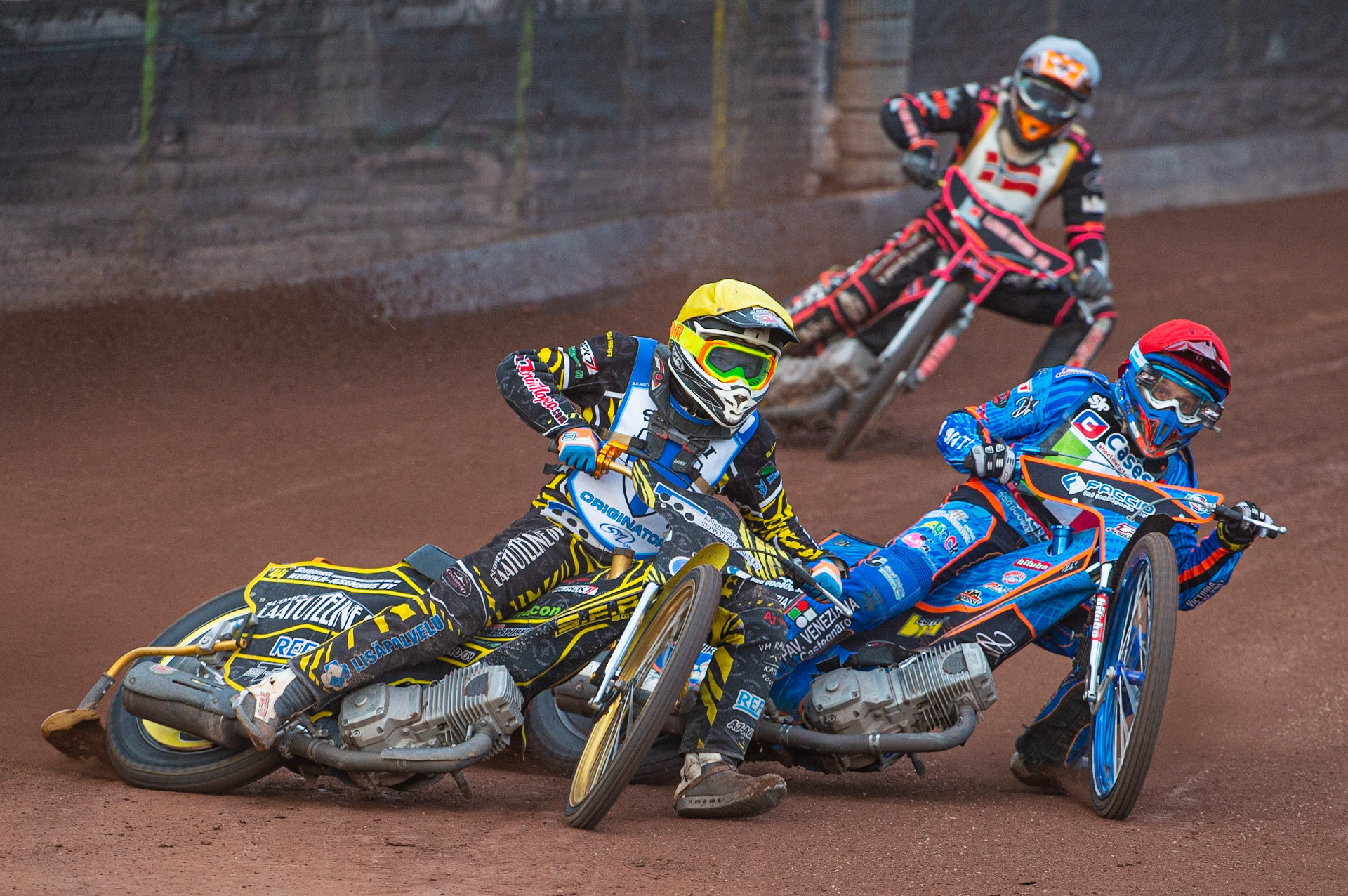 Photo by Ian Charles:

Tero Aarnio (Yellow) outside Nico Covatti (Red) with Glenn Moi (White) behind

FIM Speedway Grand Prix World Championship - Qualifying Round 1, Peugeot Ashfield Stadium, Glasgow, 8 June 2019