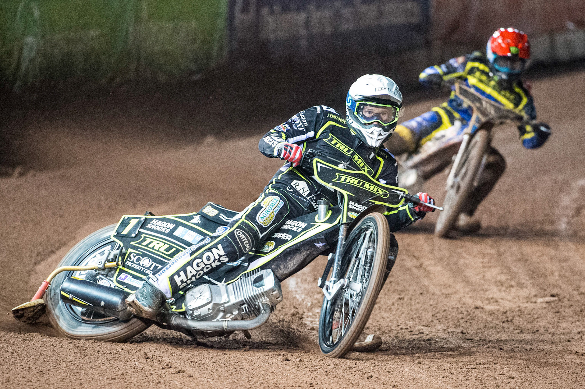 Jason Doyle (White) leads Jack Holder (Red) during the Grant Henderson Pairs at the National Speedway Stadium, Manchester on Thursday 27th October 2022. (Credit: Ian Charles | MI NEWS)