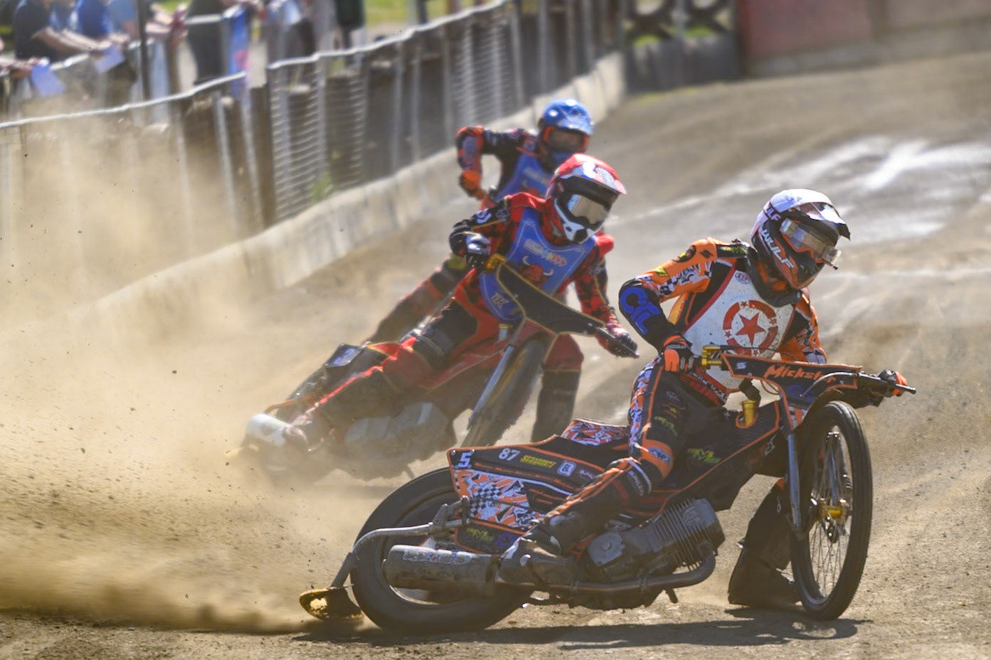 Mickie Simpson of Stoke Potters in White leading Luke Harris of Buxton Bulls  in Red and Alex Spooner guest rider for Buxton Bulls  in Blue during the National Development League Challenge match between Buxton Bulls and Stoke Potters at Hi-Edge Speedway, Buxton on Sunday 24th May 2026. (Photo: Ian Charles | MI News)